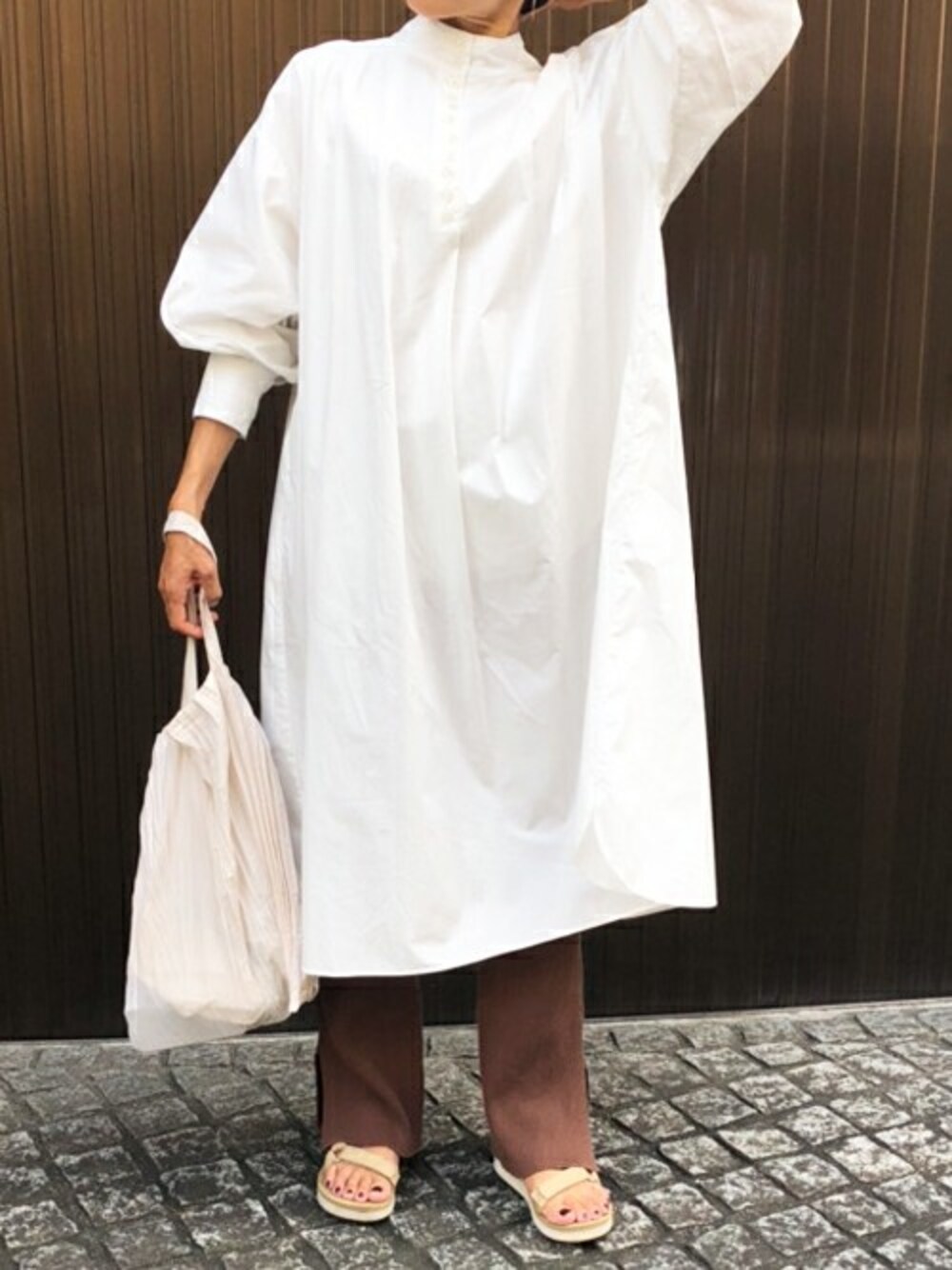 「シャツワンピース、きれいめコーディネート、２ＷＡＹ、スタンドカラー、ootd、シンプルコーデ、オトナカジュアル、オトナ女子、シエナ、Ciena」｜「CIENAの【CIENA】前後2wayスタンドカラーシャツワンピース（シャツワンピース、ホワイト系）」を使った、STYLEDOORさん（レディース・165cm）の秋コーディネートの1枚目の写真