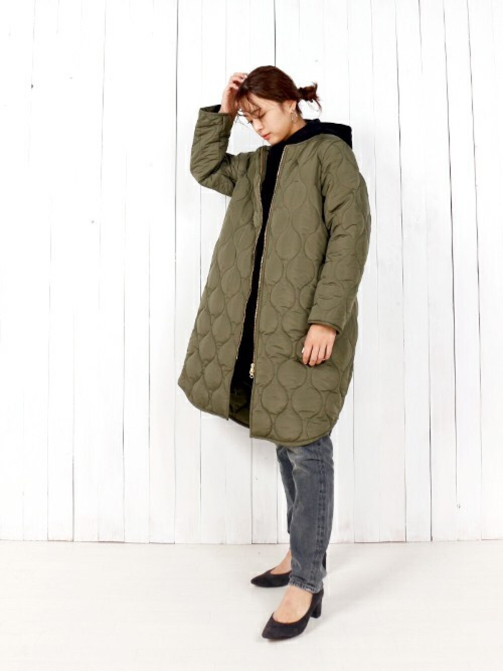 グリーン系のその他アウターを着用したレディースの秋コーディネートの1枚目の写真