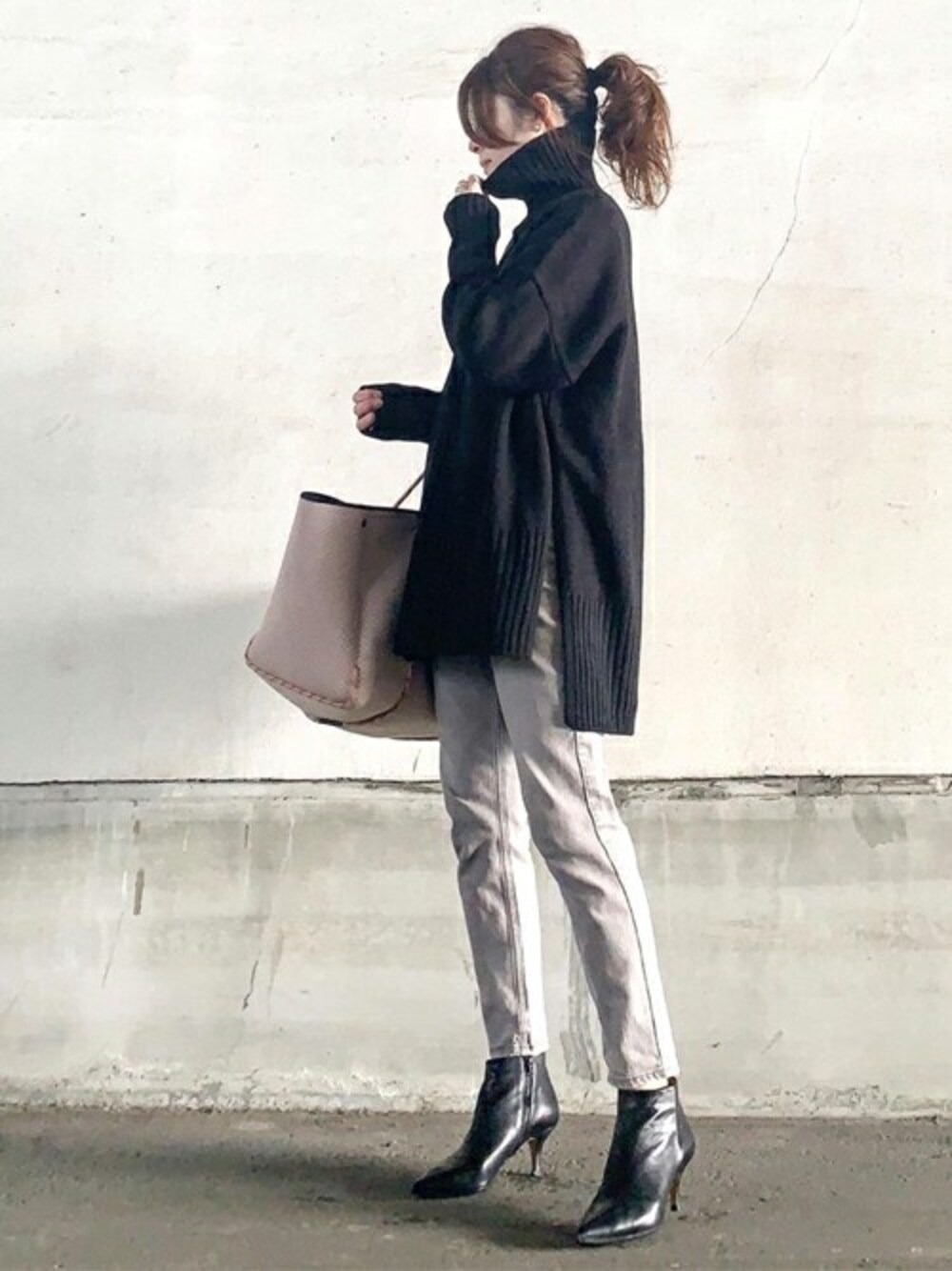 「ニット、きれいめコーディネート、タートルネック、ootd、オトナカジュアル、サイドスリット、オトナ女子、シエナ、stylebar、Ciena」｜「CIENAの新色追加！【CIENA】サイドスリットタートルネックニットプルオーバー（ニット/セーター、ブラック系）」を使った、STYLEDOORさん（レディース・157cm）の冬コーディネートの1枚目の写真
