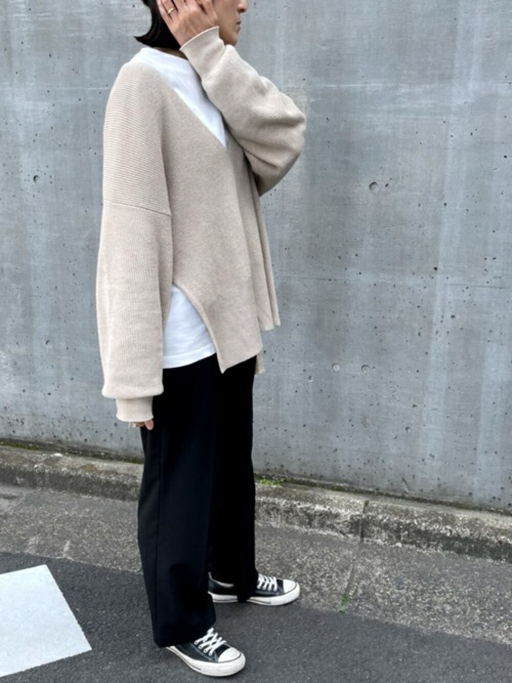 「ニット、プルオーバー、ハイウエスト、ストレートパンツ、深Vネック、美シルエット、インナー付き、シエナ、stylebar、Ciena」｜「CIENAのインナー付き深Vネックニットプルオーバー2（ニット/セーター、ベージュ系）」を使った、STYLEDOORさん（レディース・165cm）の春コーディネートの1枚目の写真