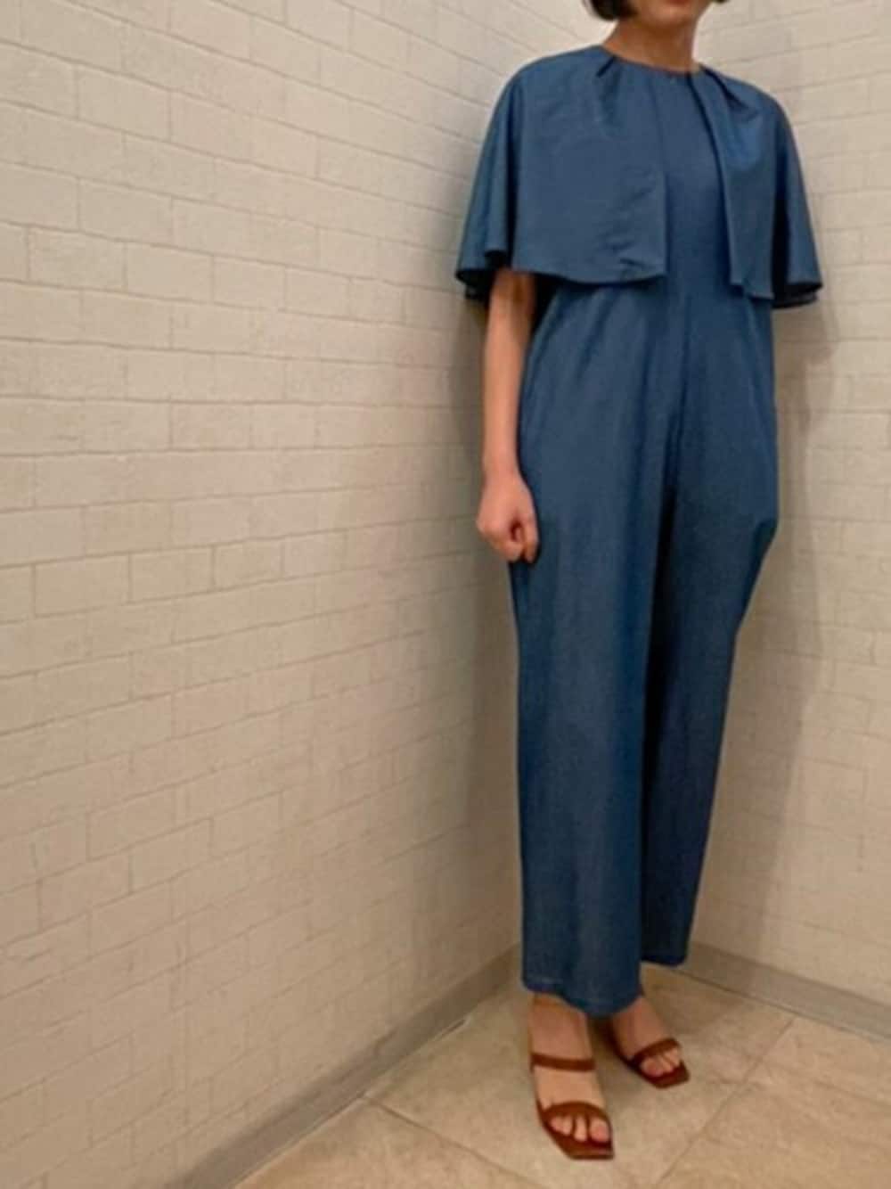 「サロペット、オールインワン、オーバーオール、ケープ、きれいめコーディネート、オトナカジュアル、オトナ女子、シエナ、stylebar、Ciena」｜「CIENAのケープオールインワン（サロペット/オーバーオール、ブルー系）」を使った、STYLEDOORさん（レディース・168cm）の春コーディネートの1枚目の写真