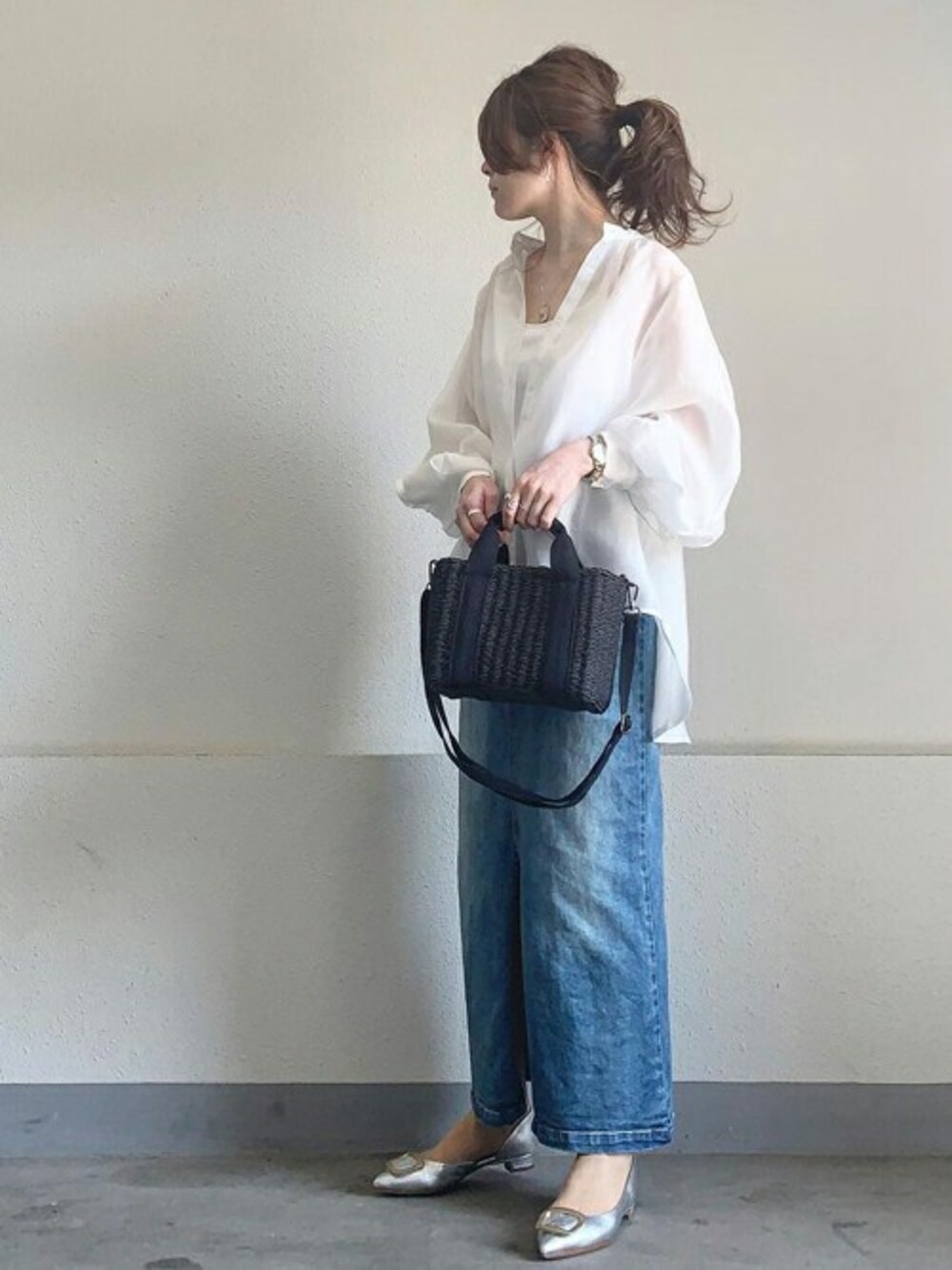 ホワイト系のシャツ/ブラウスを着用したレディースの春コーディネートの1枚目の写真