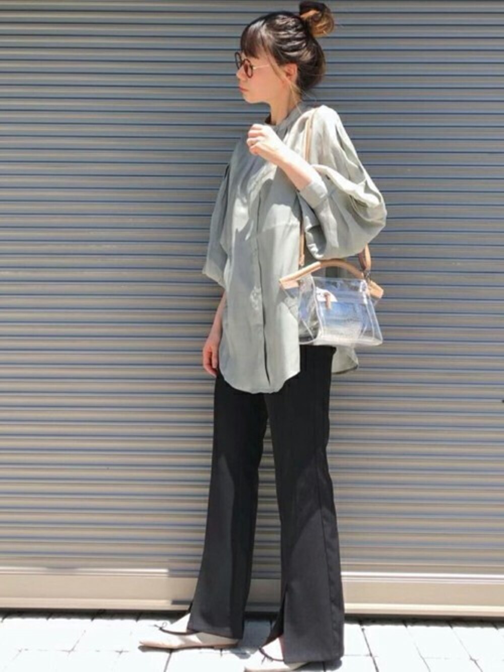 グリーン系のシャツ/ブラウスを着用したレディースの春コーディネートの1枚目の写真