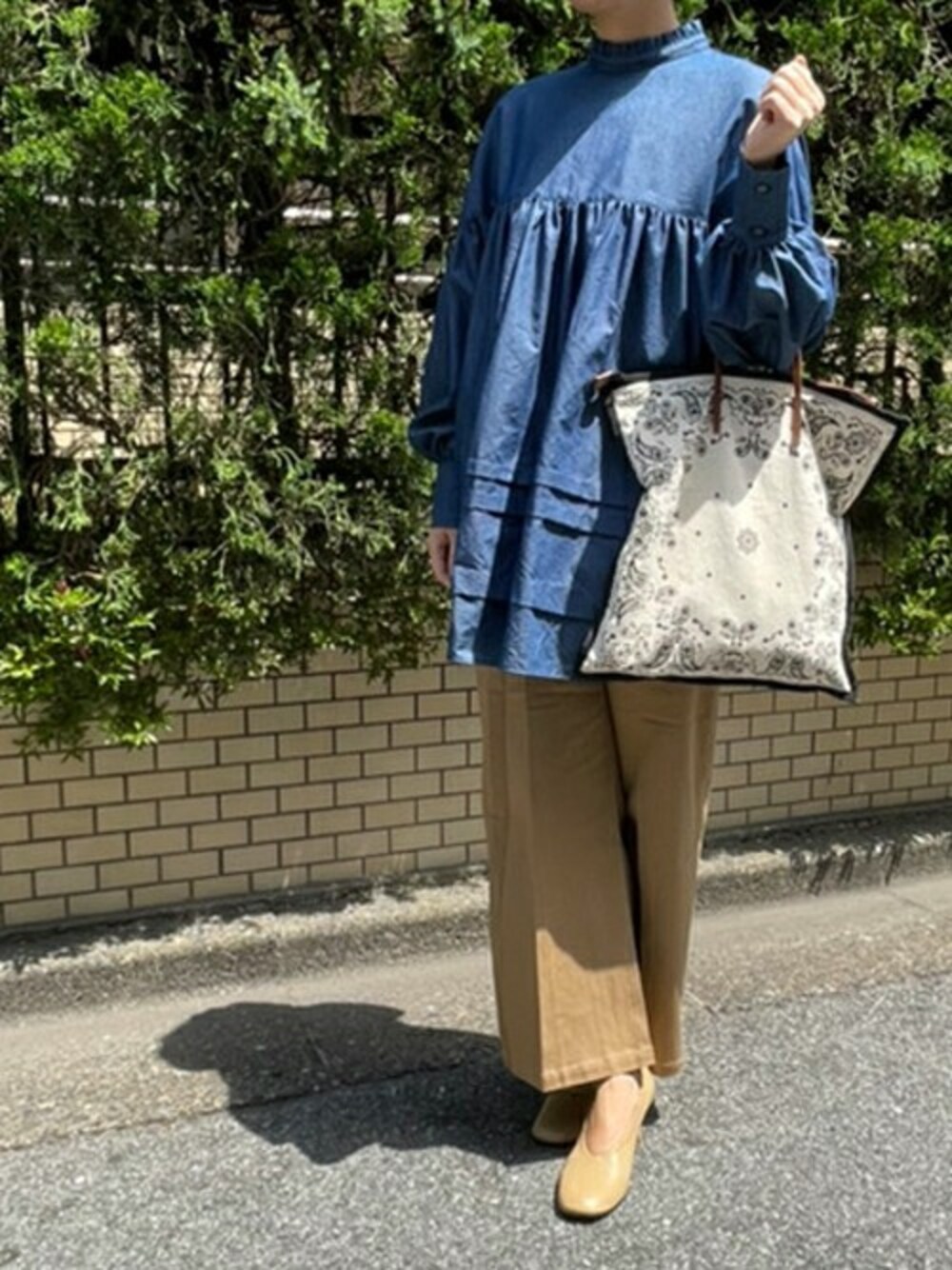 ブルー系のシャツ/ブラウスを着用したレディースの春コーディネートの1枚目の写真