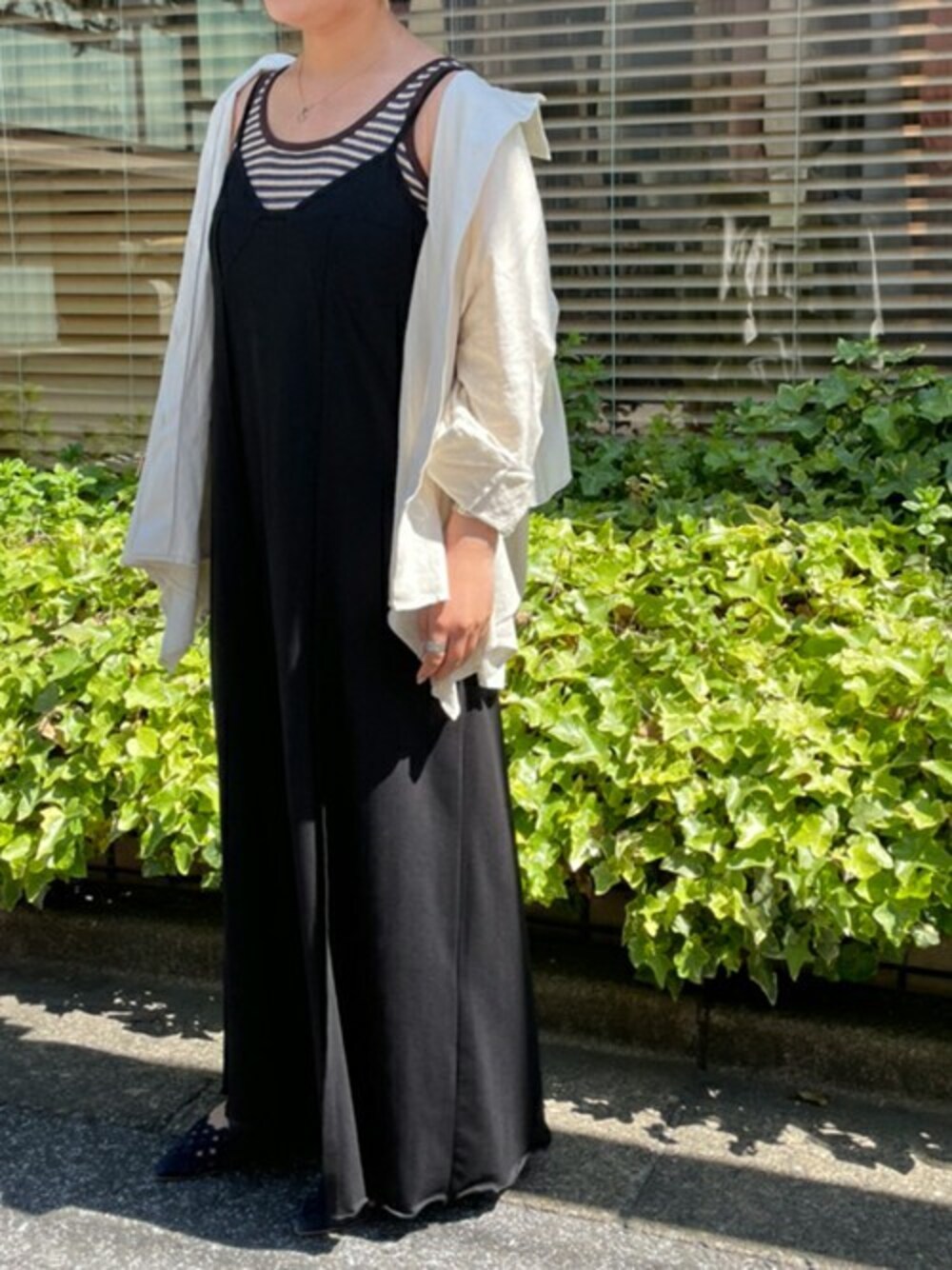 ブラウン系のタンクトップを着用したレディースの春コーディネートの1枚目の写真