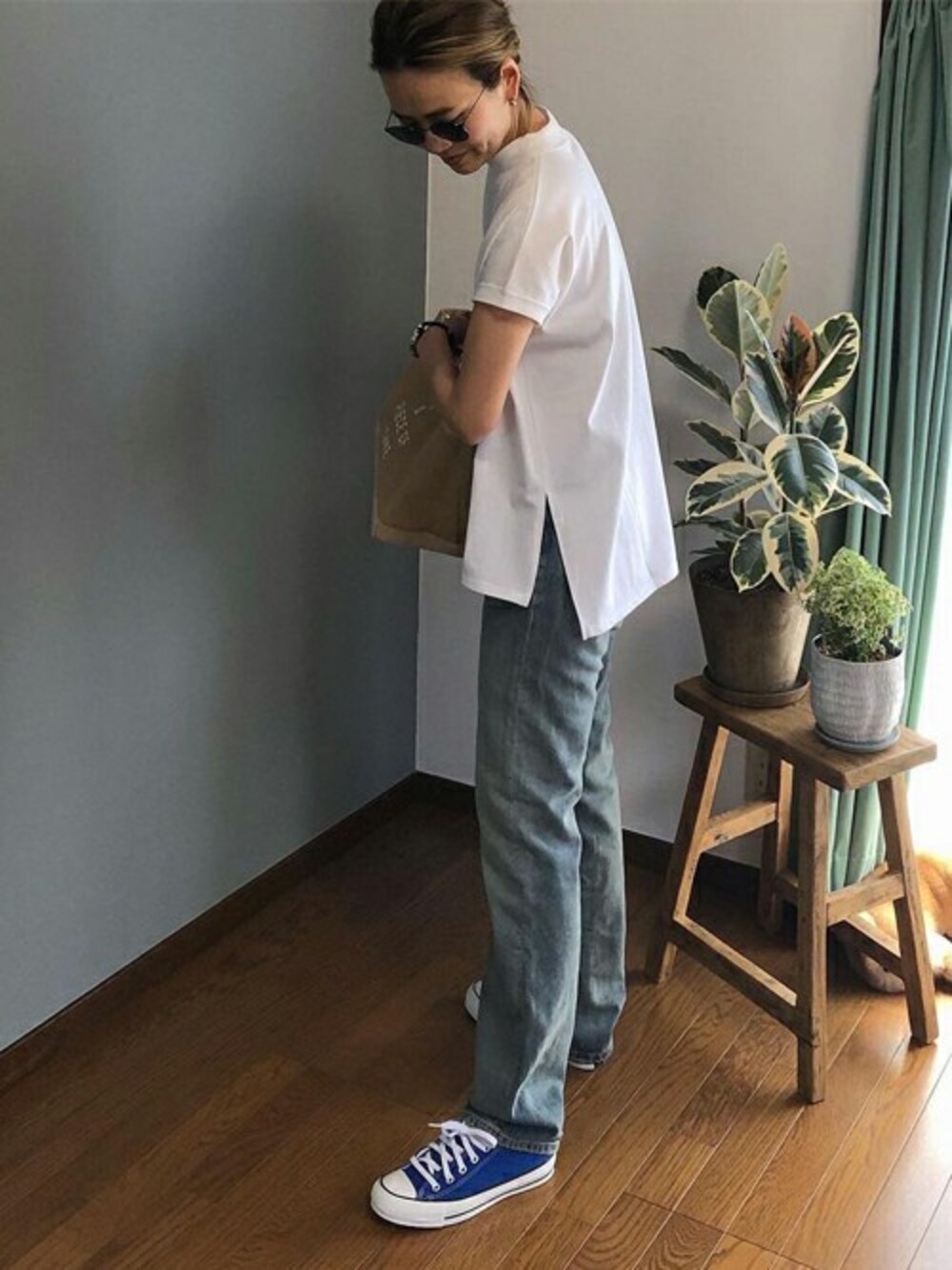 ホワイト系のTシャツ/カットソーを着用したレディースの春コーディネートの1枚目の写真