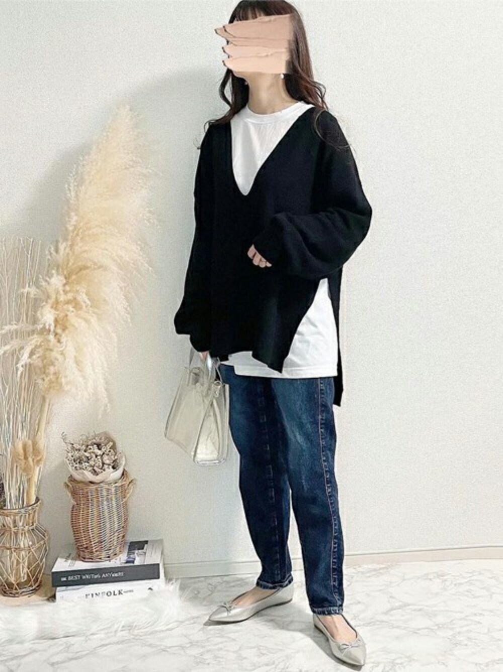 「カットソー、プルオーバー、きれいめコーディネート、ootd、オトナカジュアル、深Vネック、オトナ女子、インナー付き、stylebar、Ciena」｜「CIENAのインナー付き深Vネックカットソープルオーバー（Tシャツ/カットソー、ブラック系）」を使った、STYLEDOORさん（レディース・154cm）の春コーディネートの1枚目の写真
