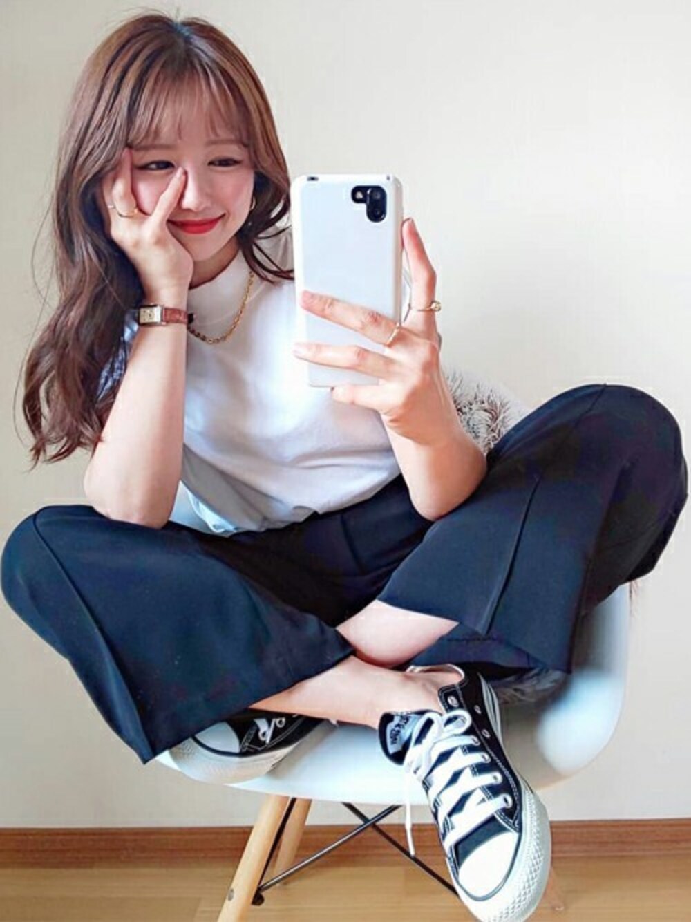 ホワイト系のTシャツ/カットソーを着用したレディースの春コーディネートの1枚目の写真