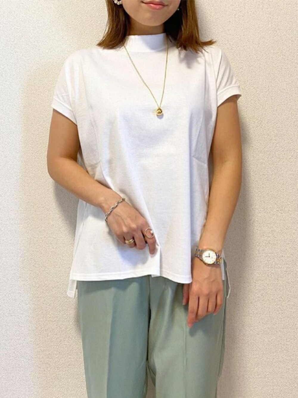 ホワイト系のTシャツ/カットソーを着用したレディースの春コーディネートの1枚目の写真