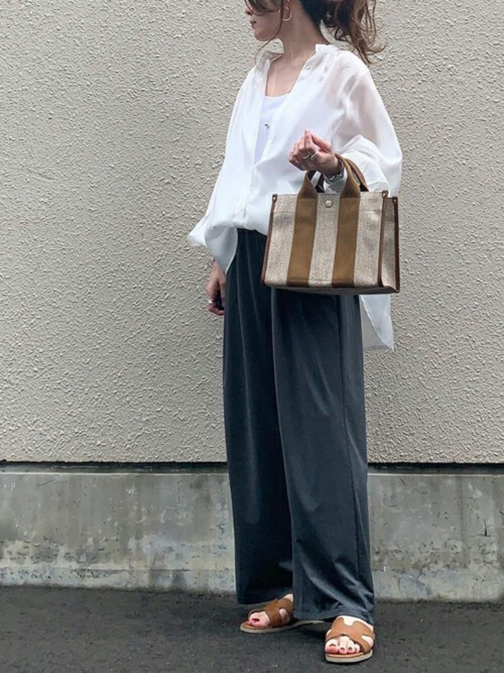 ホワイト系のシャツ/ブラウスを着用したレディースの春コーディネートの1枚目の写真