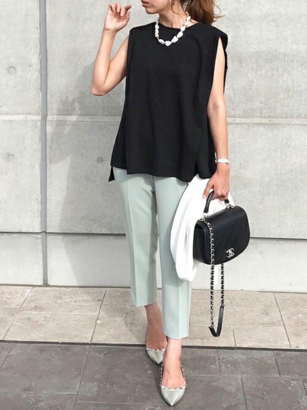 ブラック系のTシャツ/カットソーを着用したレディースの春コーディネートの1枚目の写真