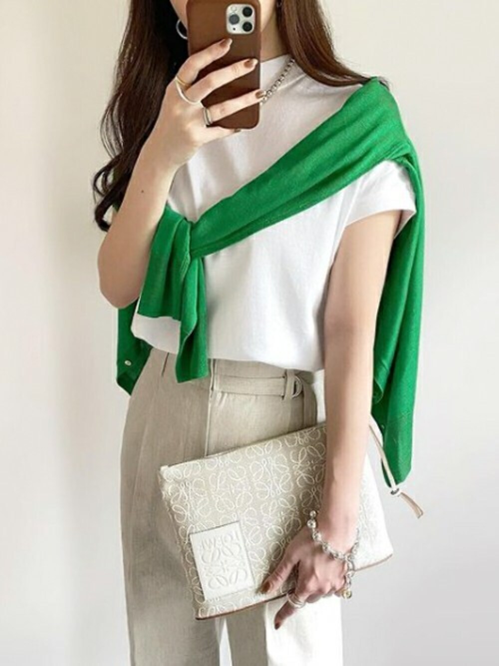 ホワイト系のTシャツ/カットソーを着用したレディースの春コーディネートの1枚目の写真