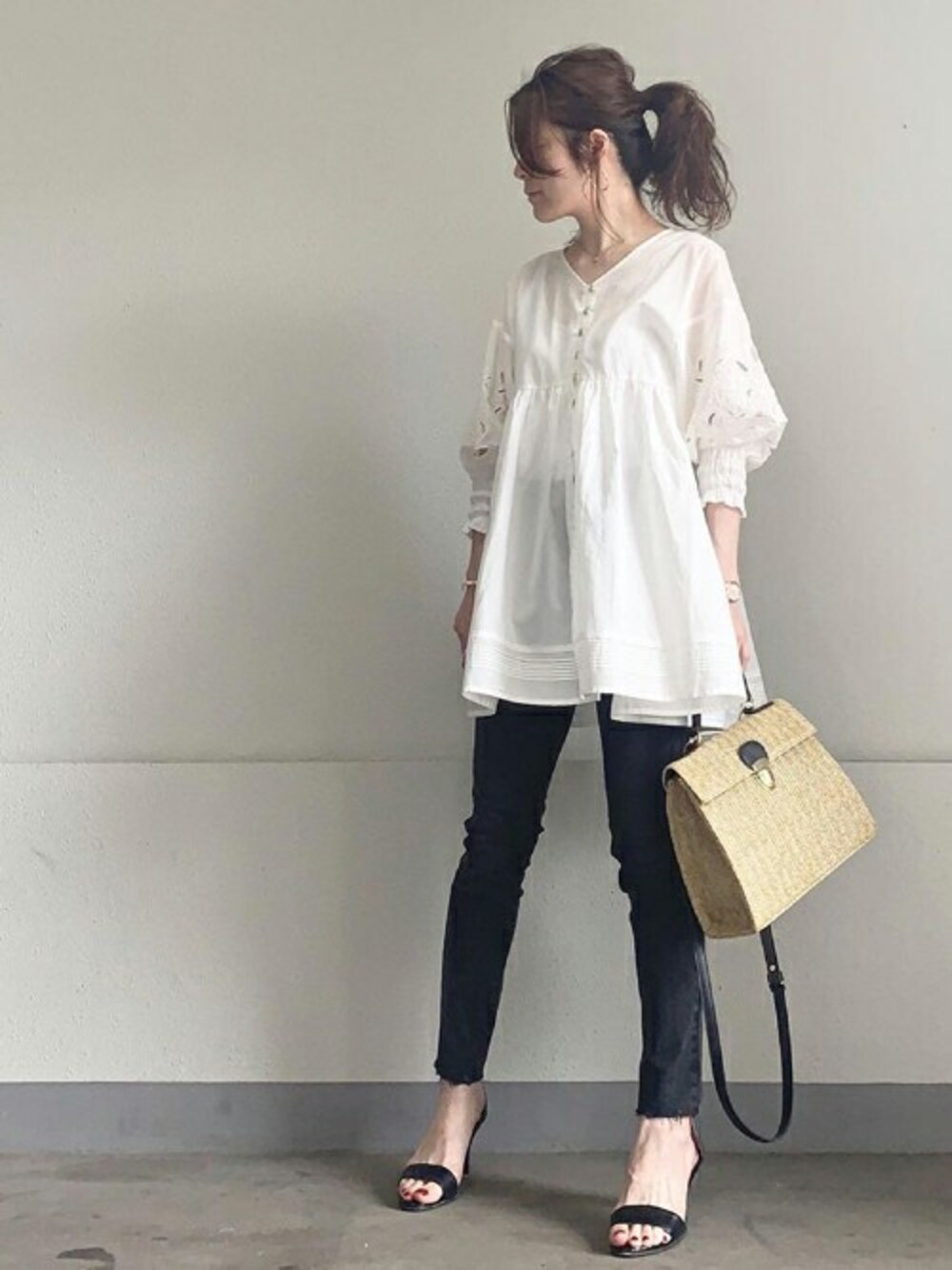 ホワイト系のシャツ/ブラウスを着用したレディースの春コーディネートの1枚目の写真