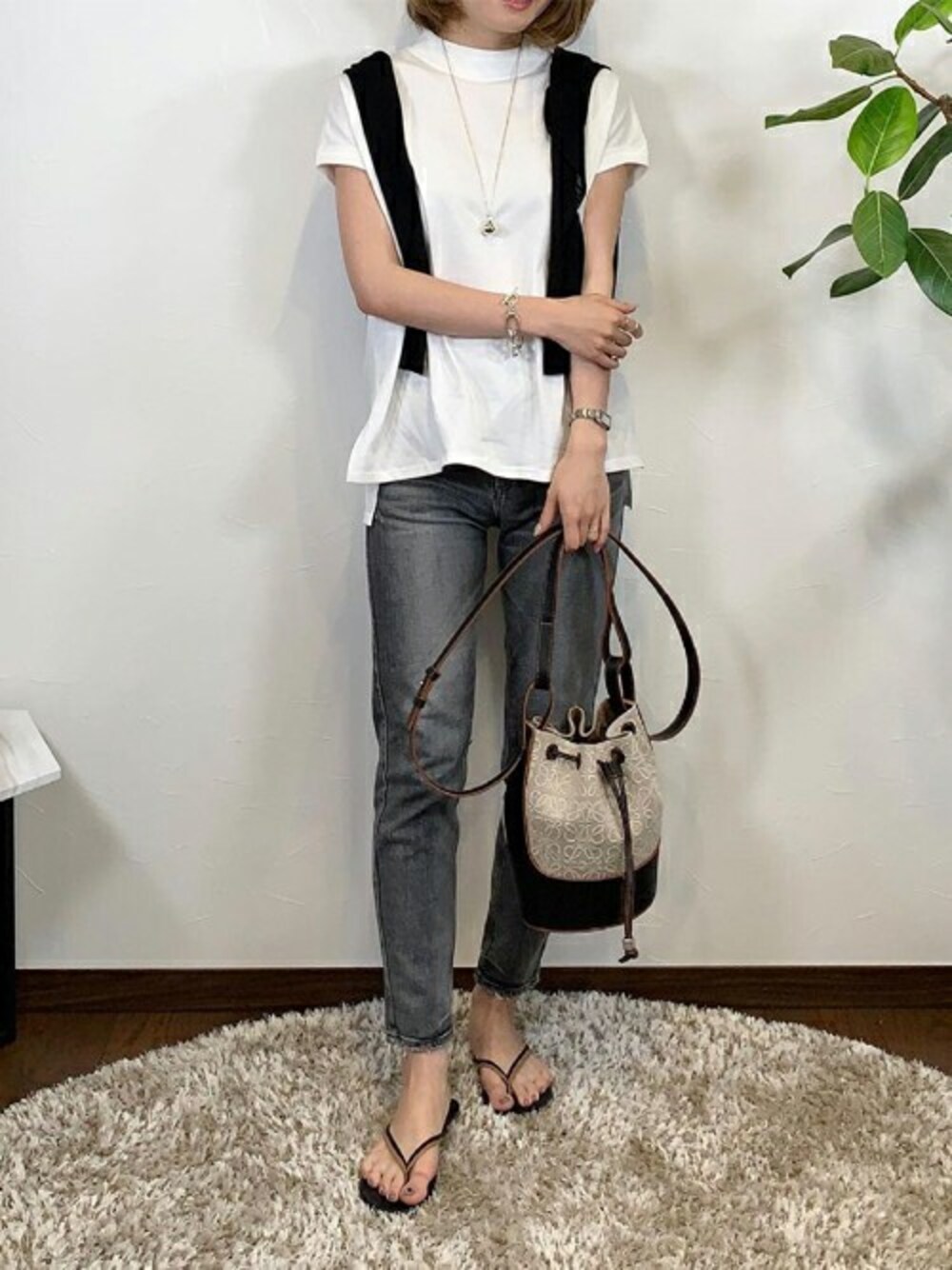 ホワイト系のTシャツ/カットソーを着用したレディースの春コーディネートの1枚目の写真