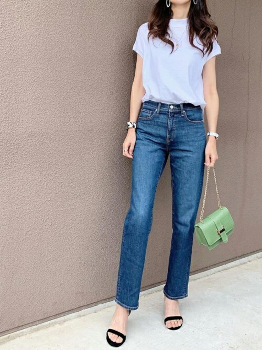 ホワイト系のTシャツ/カットソーを着用したレディースの春コーディネートの1枚目の写真