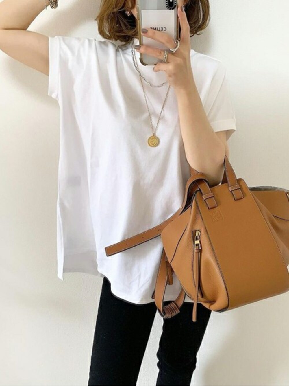 ホワイト系のTシャツ/カットソーを着用したレディースの春コーディネートの1枚目の写真