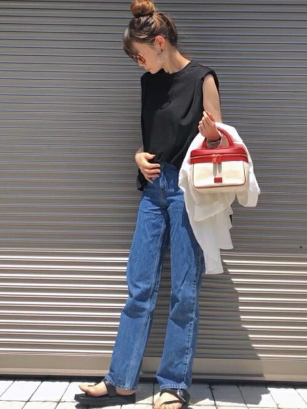 ブラック系のTシャツ/カットソーを着用したレディースの春コーディネートの1枚目の写真