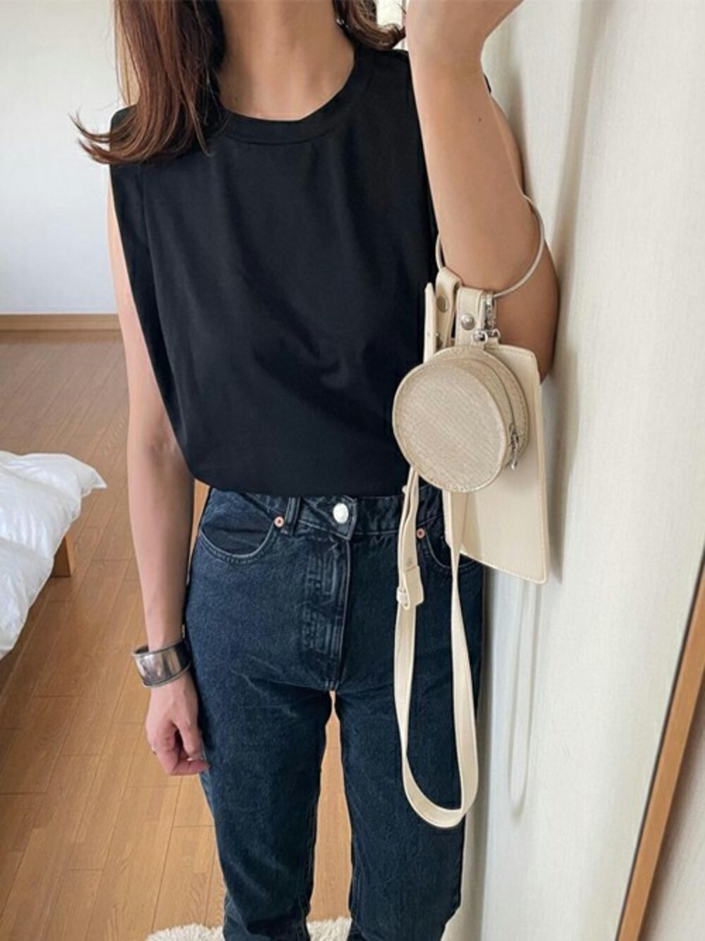 ブラック系のTシャツ/カットソーを着用したレディースの夏コーディネートの1枚目の写真