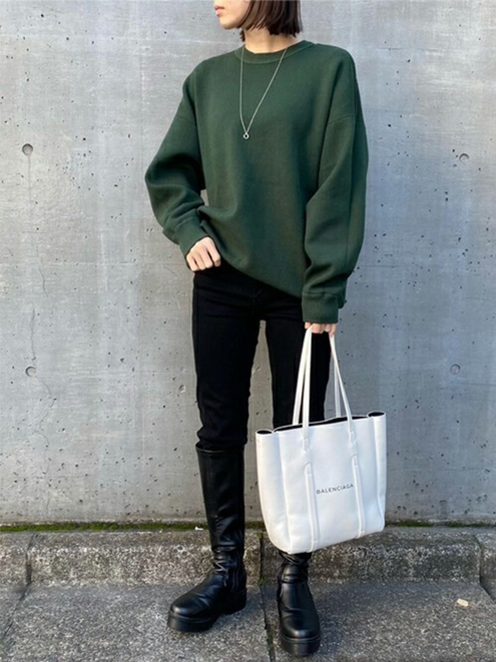 「スウェット、ニット、リバーシブル、ユニセックス、ootd、シエナ、Ciena、styledoor、スタイルドア」｜「CIENAのユニセックス対応　リバーシブルスウェットニット（ニット/セーター、グリーン系）」を使った、STYLEDOORさん（レディース・160cm）の冬コーディネートの1枚目の写真