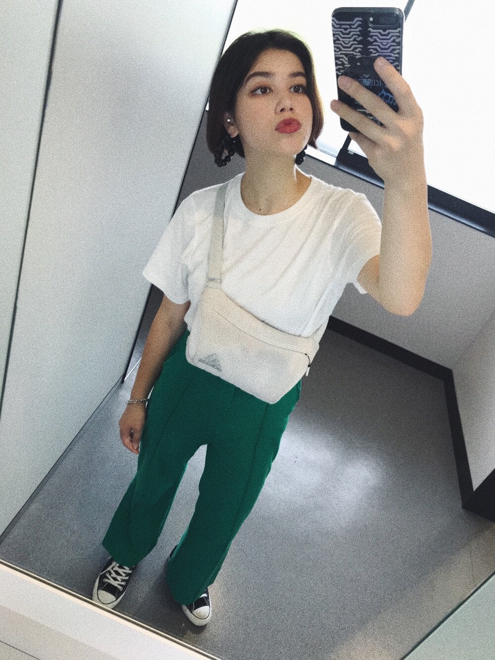 「シンプル、カラーパンツ、サコッシュ、スポーツミックス、夏、ootd」｜「UNIQLOのクロップドクルーネックＴ（半袖）（Tシャツ/カットソー、ホワイト系）」を使った、Nomura Karin Fionaさん（レディース・171cm）の夏コーディネートの1枚目の写真