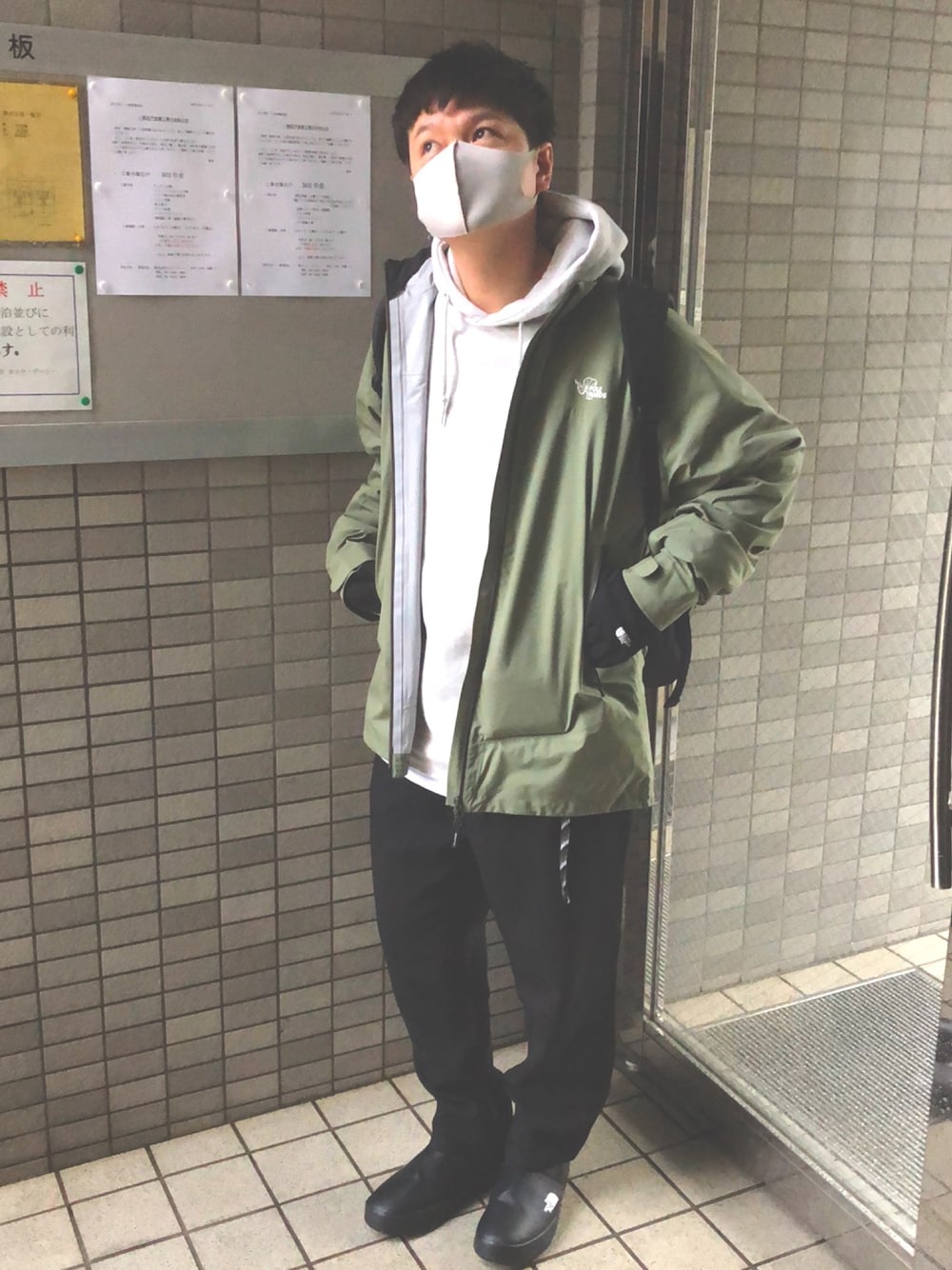 「雨の日コーデ、マウンテンパーカー、レインシューズ、スラックス、おしゃれさんと繋がりたい、ootd」｜「FREAK'S STOREのアイテム（パーカー、グレー系）」を使った、50tatsuyaさん（メンズ・175cm）の春コーディネートの1枚目の写真