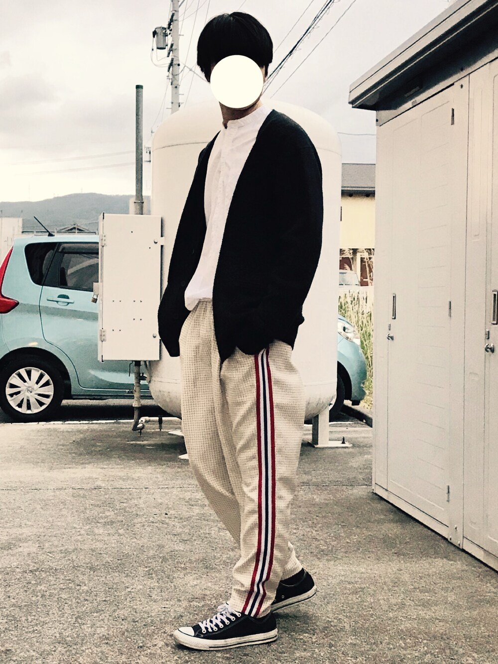 ブラック系のカーディガン/ボレロ、ホワイト系のシャツ/ブラウス、ベージュ系のその他パンツを着用したメンズの春コーディネートの1枚目の写真
