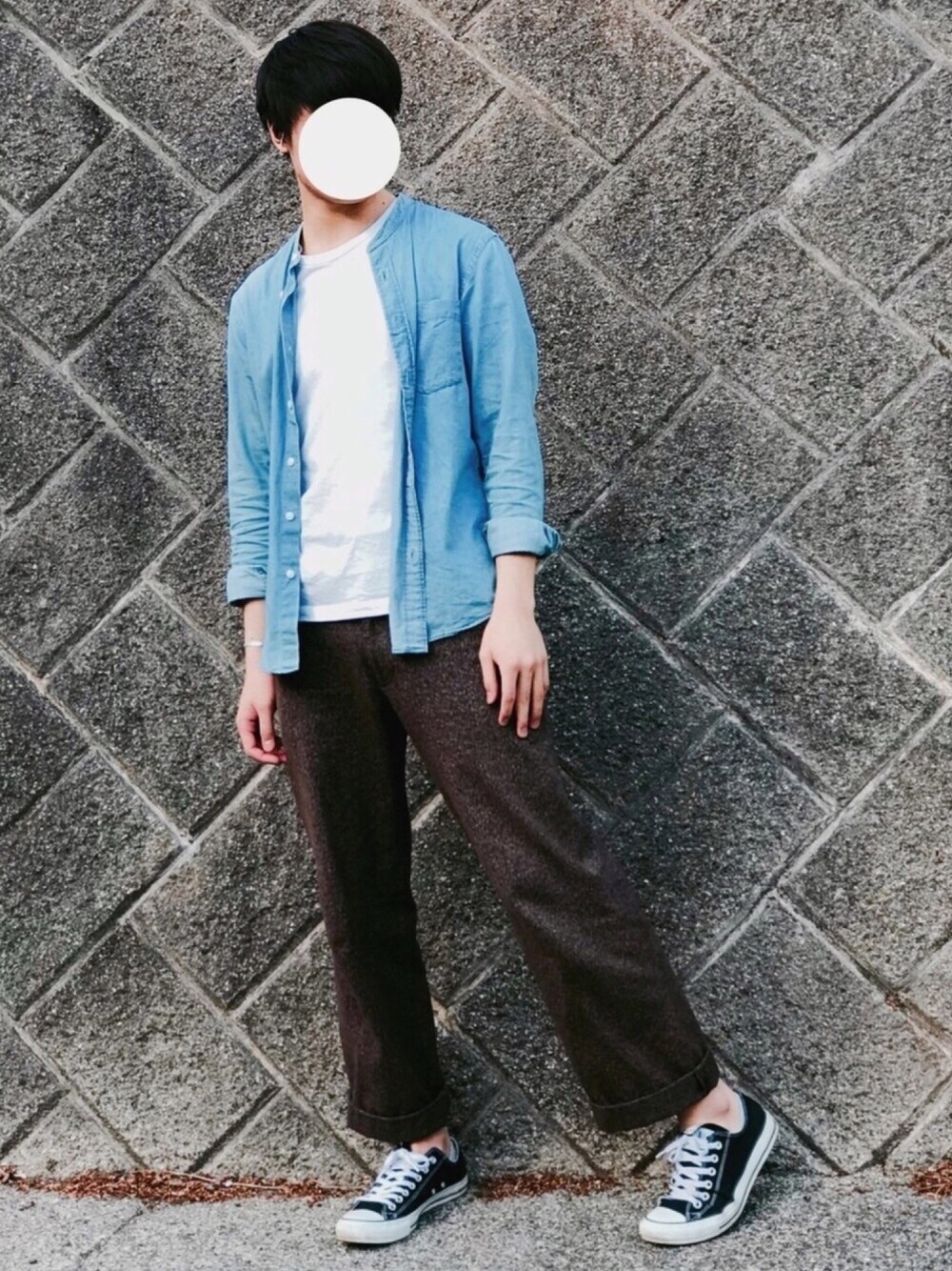 ブルー系のシャツ/ブラウス、ホワイト系のTシャツ/カットソー、ブラウン系のパンツを着用したメンズの春コーディネートの1枚目の写真