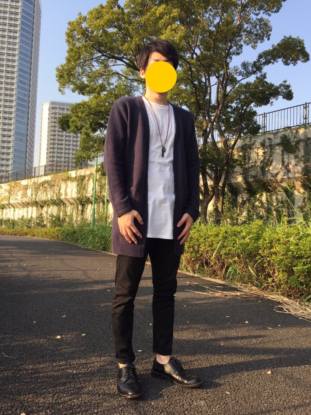 ブラック系のドレスシューズ、ホワイト系のTシャツ/カットソー、ブルー系のカーディガン/ボレロを着用したメンズの秋コーディネートの1枚目の写真