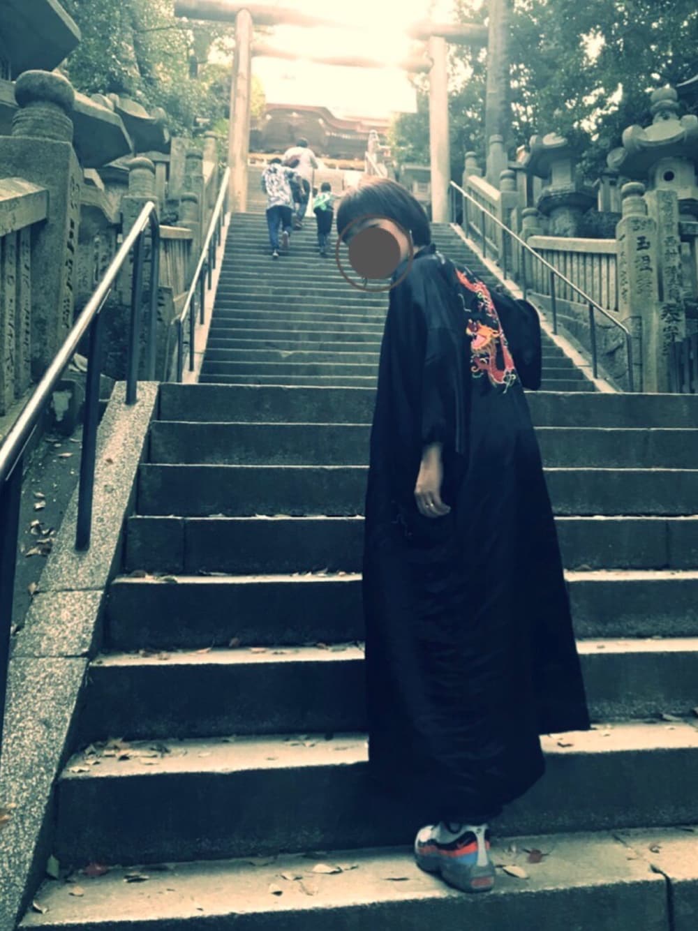 「龍、ガウン、AIR MAX」｜「古着のアイテム（ジャケット/アウター、ブラック系）」を使った、ま やさん（レディース・155cm）の春コーディネートの1枚目の写真
