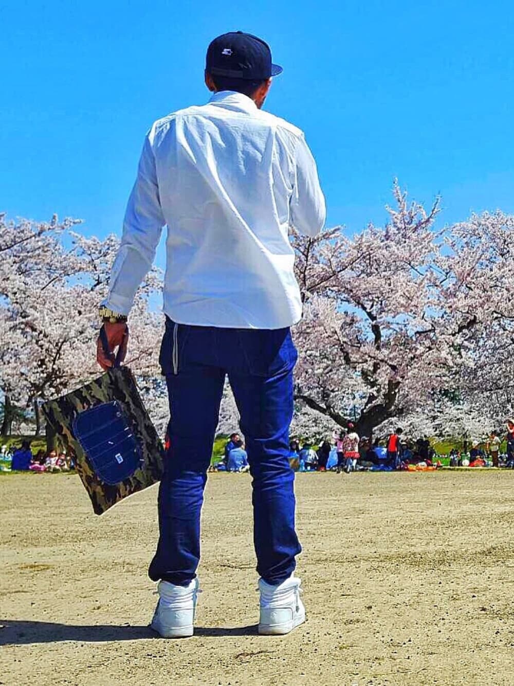 「シンプルコーデ、Bape、ape、スキニーデニム、LEE、UNIQLO、NIXON、スニーカー、ハイカットスニーカー、桜」｜「LeeのLee クラッチバッグ カモ×デニム（クラッチバッグ、その他）」を使った、KENFINITY 70さん（メンズ・180cm）の春コーディネートの1枚目の写真