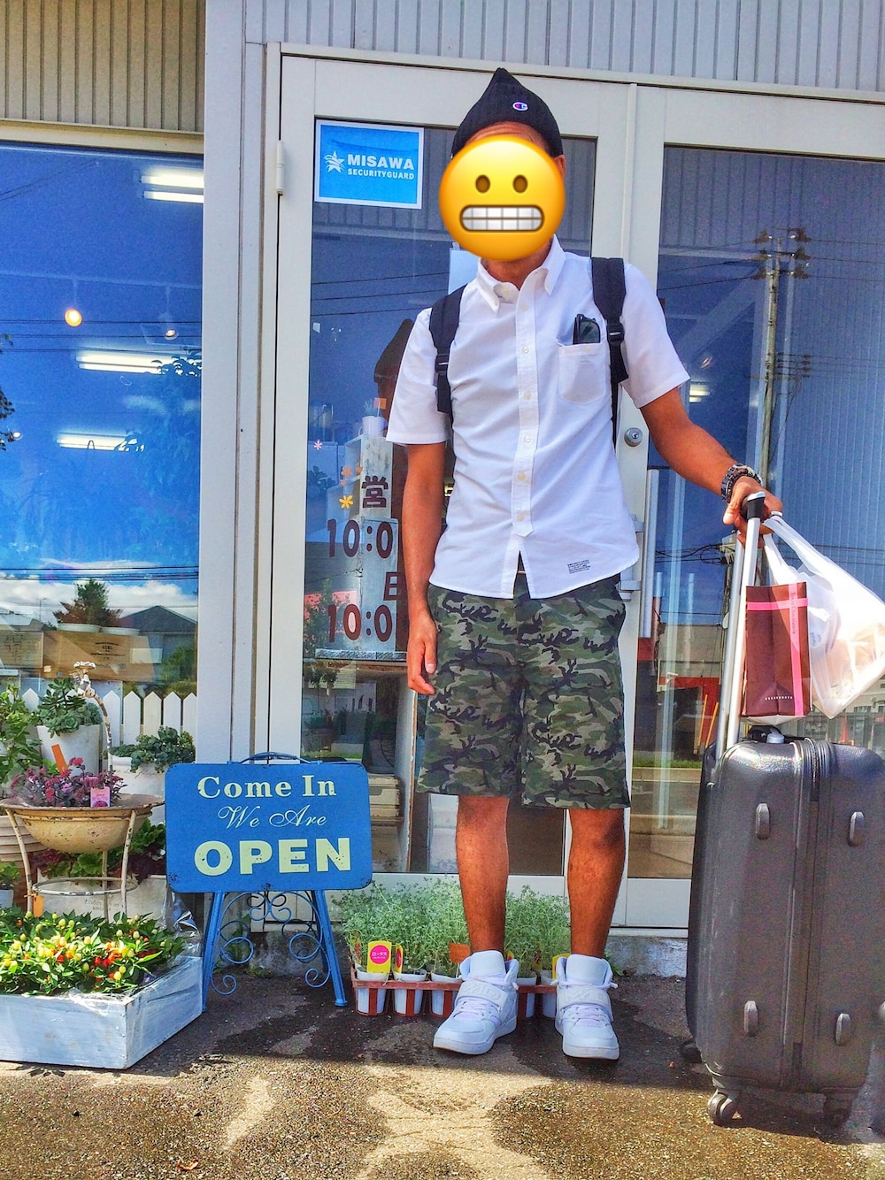 「シャツスタイル、夏、ニット帽、Champion、ニクソン(NIXON)、迷彩、カモフラ、スニーカー、GU」｜「ChampionのChampion/チャンピオン　別注コットンリブワッチ（ニットキャップ/ビーニー、ブラック系）」を使った、KENFINITY 70さん（メンズ・180cm）の春コーディネートの1枚目の写真