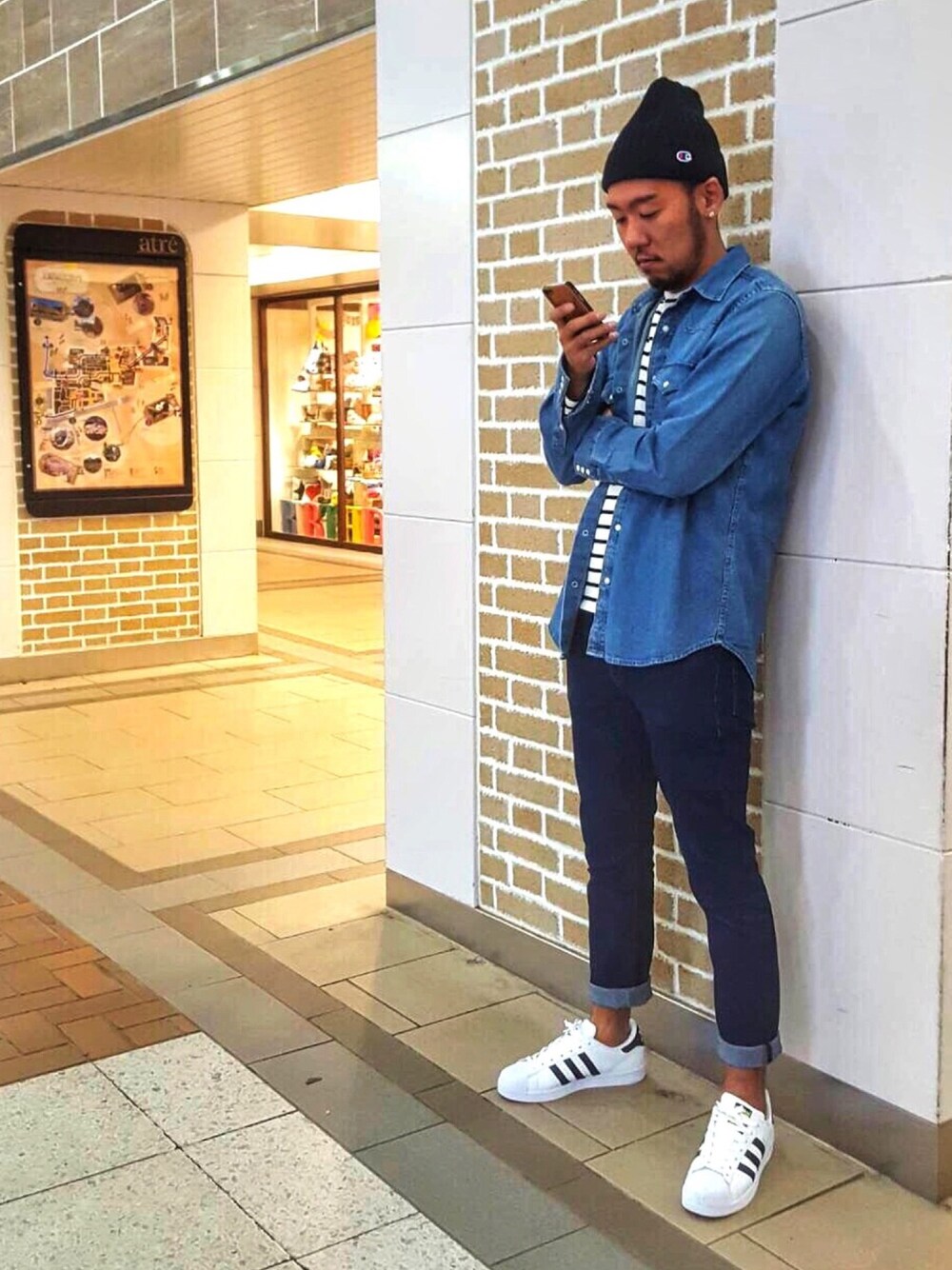 「チャンピオン、シンプルコーデ、デニムシャツ、アディダス、スーパースター、GU」｜「ChampionのChampion/チャンピオン　別注コットンリブワッチ（ニットキャップ/ビーニー、ブラック系）」を使った、KENFINITY 70さん（メンズ・180cm）の秋コーディネートの1枚目の写真