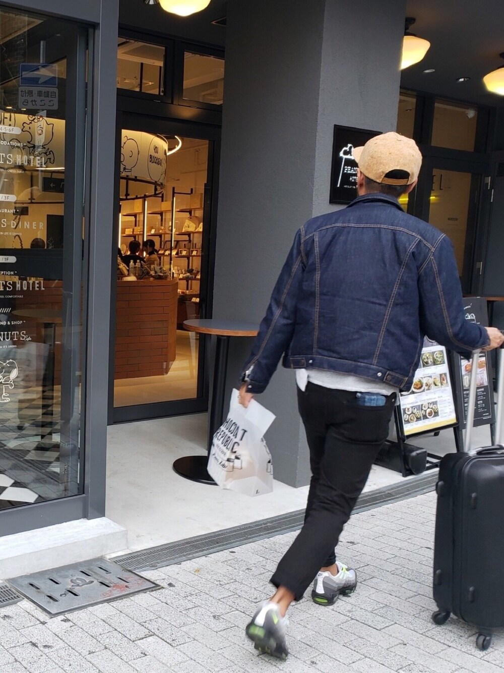 「Levi'sのLevi's DOWN FILL ZIP TRUCKER DOWN TRUCKER（ダウンジャケット/コート、ブルー系）」を使った、KENFINITY 70さん（メンズ・180cm）の冬コーディネートの1枚目の写真