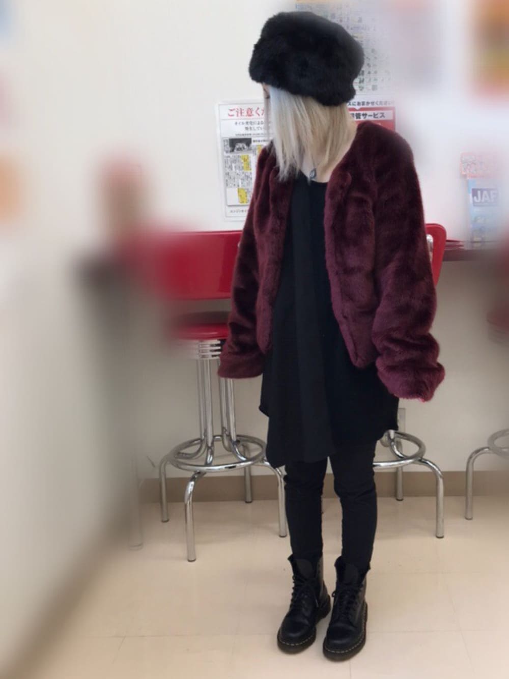 「ロシアン帽、ファーコート、トゲトゲ、トゲトゲリュック、rienda、Dr.Martens、killstar」｜「riendaのSフレアSLV Faux FurショートCT（その他アウター、レッド系）」を使った、asaさん（レディース・153cm）の冬コーディネートの1枚目の写真