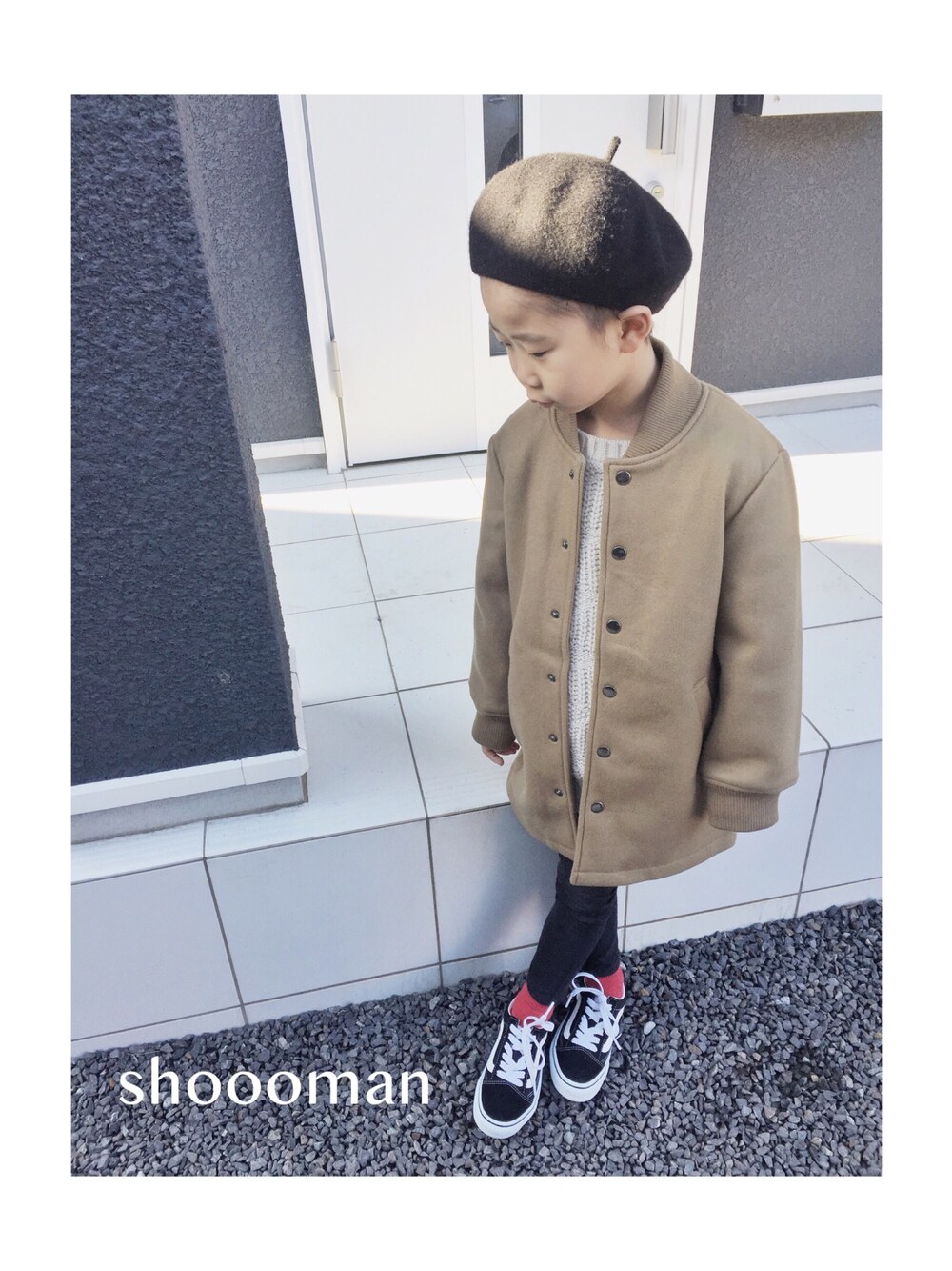 「キッズファッション、スニーカー、ニット、シンプル、b.Room、ootd、ベレー帽」｜「b・ROOMのロング丈スタジャン（スタジャン、ベージュ系）」を使った、shooomanさん（キッズ・120cm）の冬コーディネートの1枚目の写真