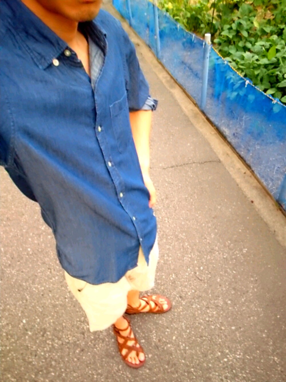 イエロー系のサンダル、ブルー系のシャツ/ブラウス、ベージュ系のその他パンツを着用したメンズの夏コーディネートの1枚目の写真