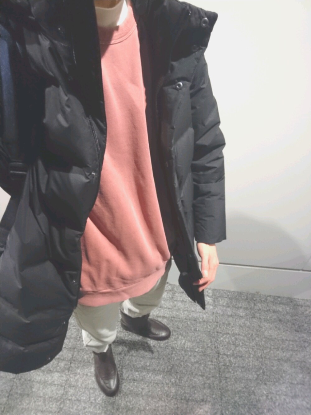 ブラック系のその他アウター、ピンク系のスウェット、ホワイト系のTシャツ/カットソーを着用したメンズの冬コーディネートの1枚目の写真