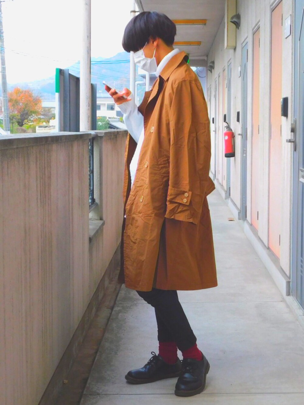 「Dr.Martens、WEGO、LIDnM、GU、niko and ...、ロングコート、黒スキニー、シンプル、タートルネック、ニット」｜「GUのアイテム（ニット/セーター、ホワイト系）」を使った、ギャン管さん（メンズ・165cm）の冬コーディネートの1枚目の写真