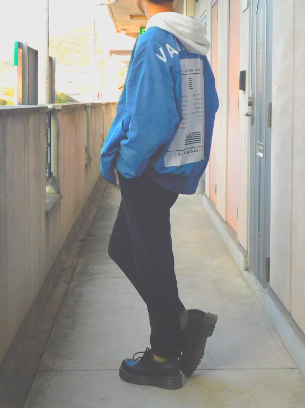 「rovtski、SENSE OF PLACE by URBAN RESEAR、UNIQLO、GU、ブルゾン、ベロア、シンプル、おしゃれさんと繋がりたい、冬コーデ、モードストリート」｜「rovtskiのrovtski 【ビッグシルエット】オーバーサイズポリピーチリブブルゾンF/FO17092300（MA-1、ブルー系）」を使った、ギャン管さん（メンズ・165cm）の冬コーディネートの1枚目の写真