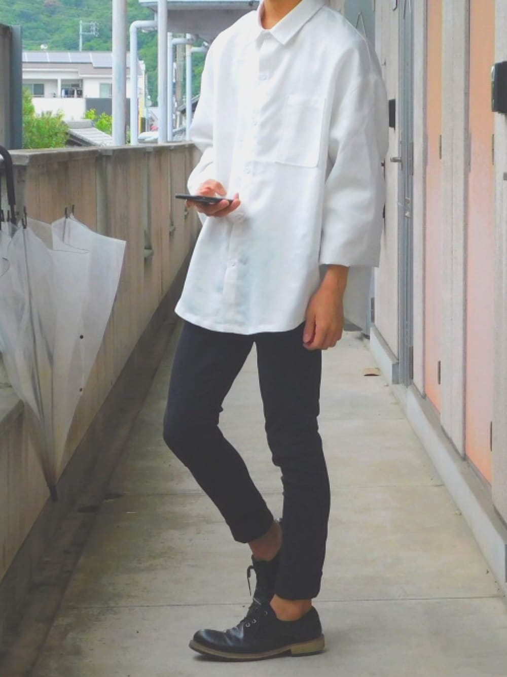 「LIDnM、INTERFACTORY、黒スキニー、白シャツ、シンプル、キレイめ、おしゃれさんと繋がりたい、シャツスタイル、低身長、革靴」｜「INTER FACTORYのファッションインフルエンサー SHOTA × INTER FACTORY　コード付きシャツ（シャツ/ブラウス、ホワイト系）」を使った、ギャン管さん（メンズ・165cm）の春コーディネートの1枚目の写真