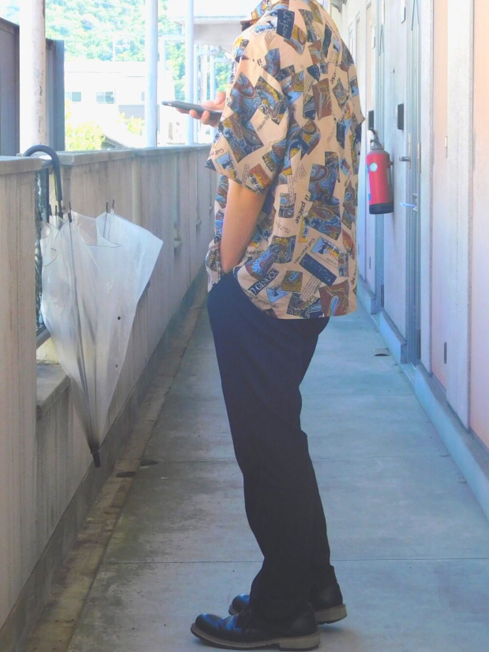 「夏コーデ、柄シャツ、INTERFACTORY、スラックス、革靴、低身長、今日のコーデ、シャツスタイル、おしゃれさんと繋がりたい、ootd」｜「INTER FACTORYのINTER FACTORY　T/Rスリムスラックス（スラックス、ブラック系）」を使った、ギャン管さん（メンズ・165cm）の春コーディネートの1枚目の写真