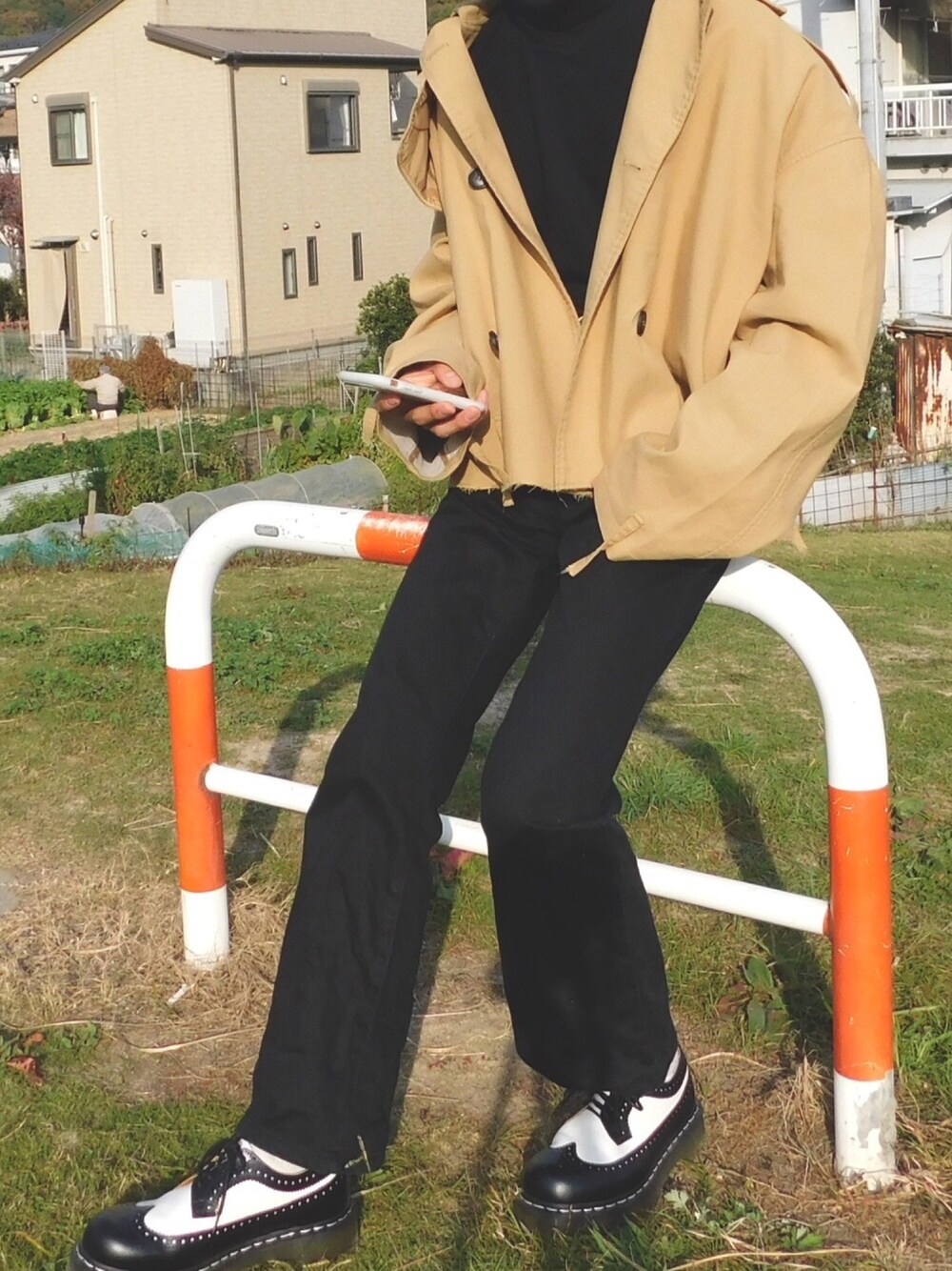 「Dr.Martens、トレンチコート、ショート丈、フレアパンツ、低身長、u170、おしゃれさんと繋がりたい、シンプル、秋冬コーデ、タックイン」｜「MASONPRINCEの【M.P Studios】【2019AW 先行予約】ビッグシルエット クロップド ショート トレンチコート（トレンチコート、ベージュ系）」を使った、ギャン管さん（メンズ・166cm）の秋コーディネートの1枚目の写真