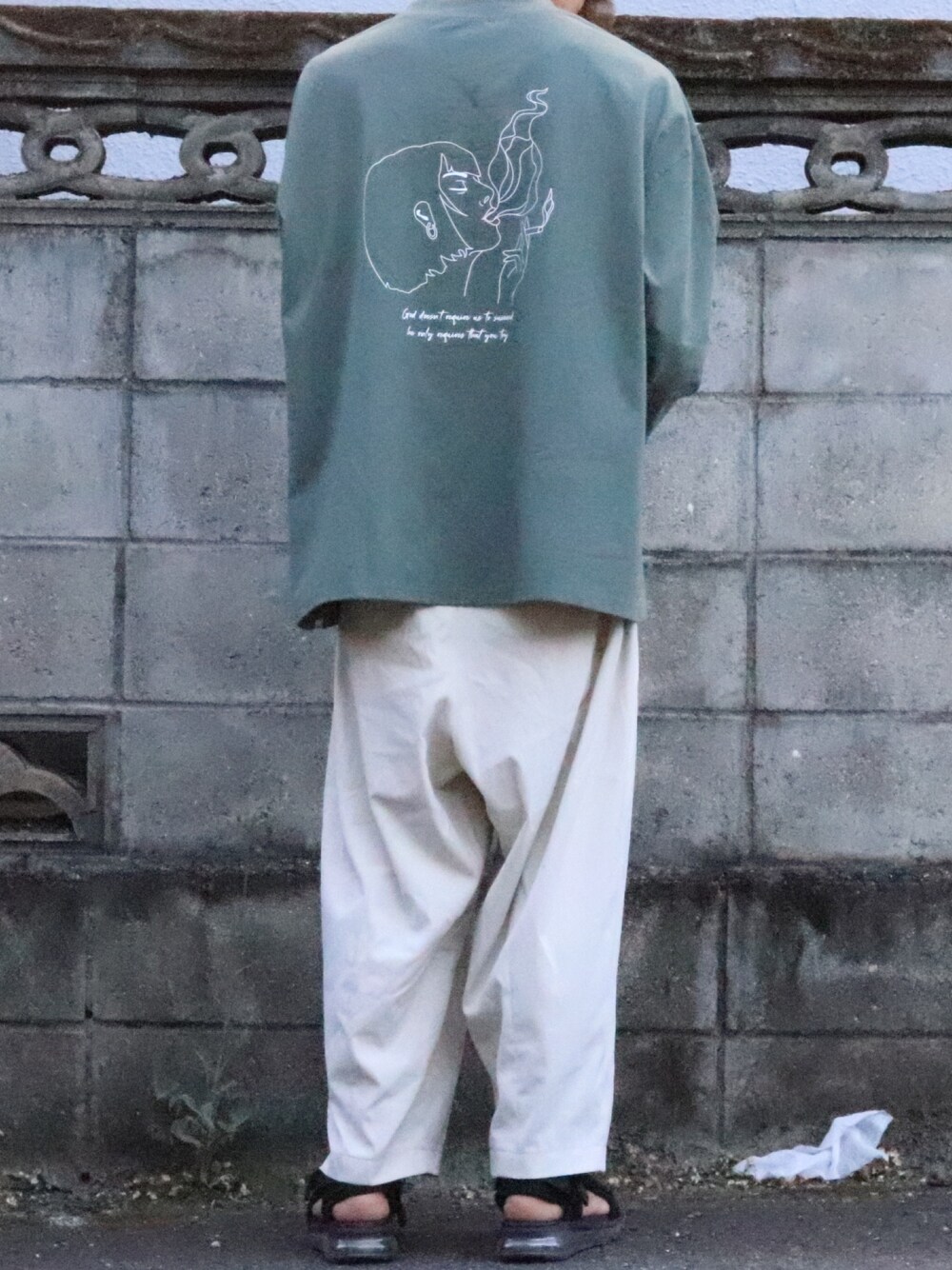 「PerushuのアソートプリントロングＴシャツ（Tシャツ/カットソー、グリーン系）」を使った、ギャン管さん（メンズ・166cm）の夏コーディネートの1枚目の写真