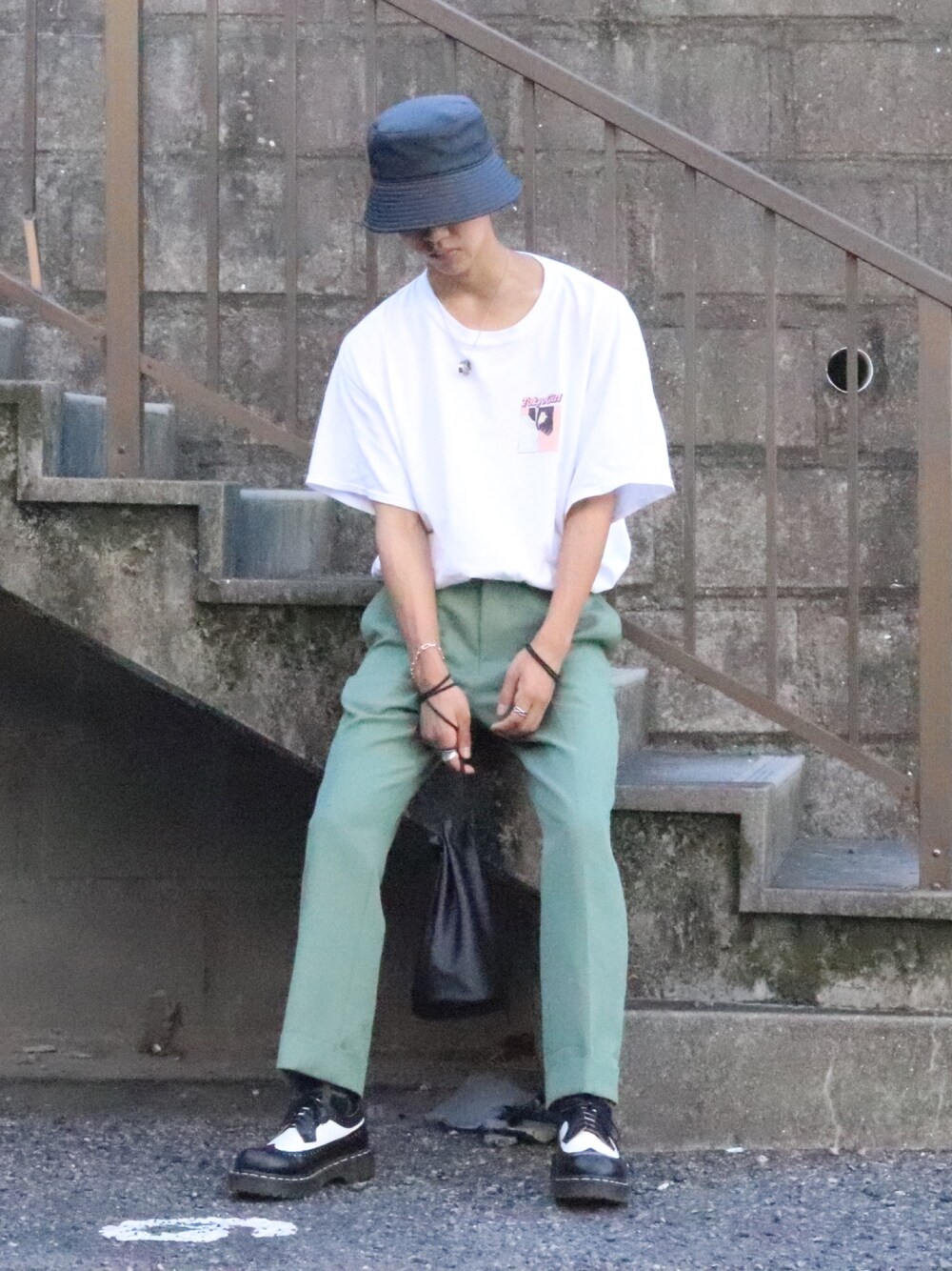 「主役はカラーパンツ、シンプルコーデ、きれいめカジュアル、厚底シューズ、Tシャツ、低身長コーデ、ハット」｜「WHO'S WHO galleryの【WEB限定】東京ガール カラーフレームビッグTEE（Tシャツ/カットソー、ピンク系）」を使った、ギャン管さん（メンズ・166cm）の春コーディネートの1枚目の写真