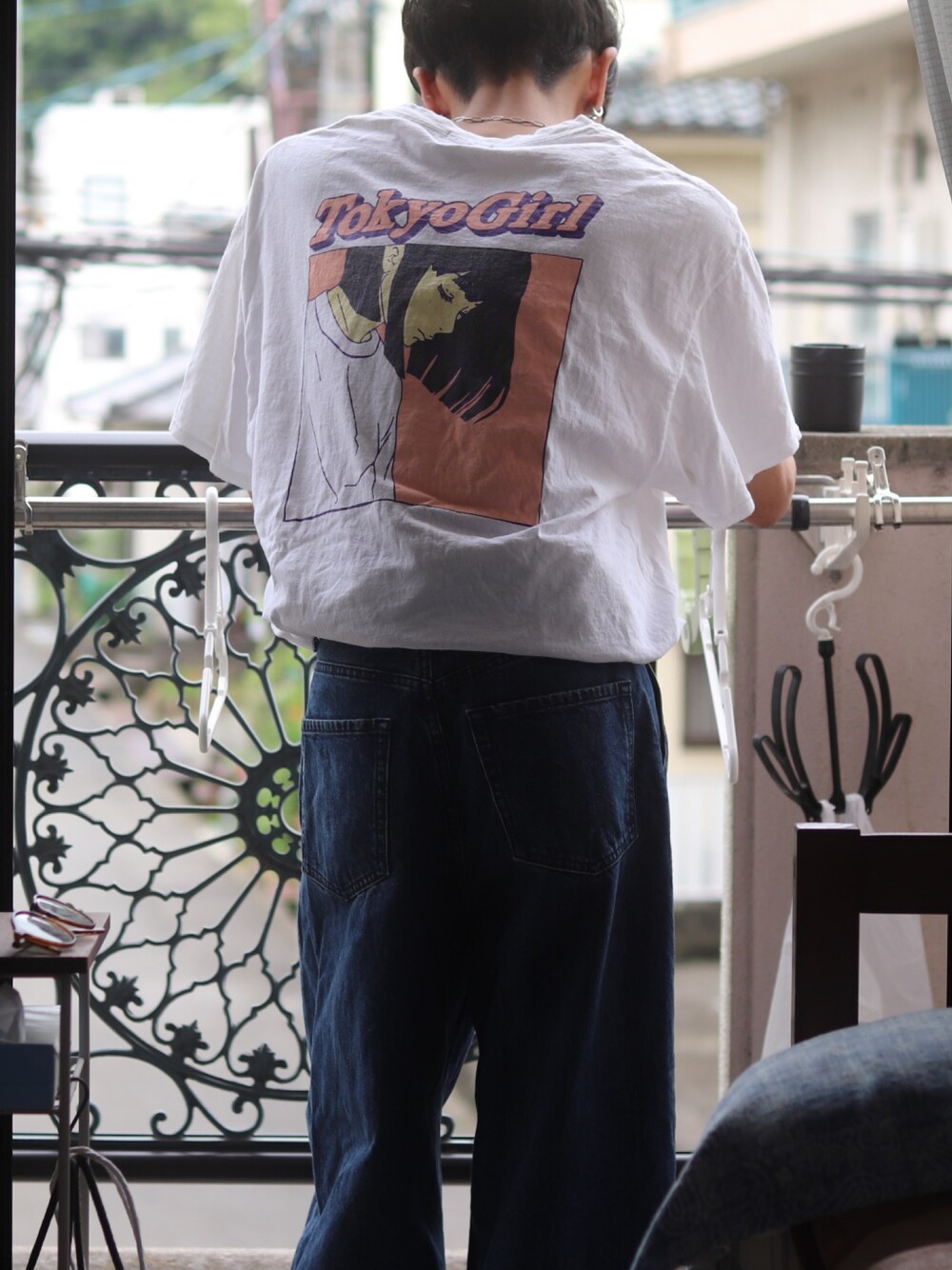 「これが私をアゲる服、シンプルコーデ、お洒落さんとつながりたい、ゆるコーデ、プチプラ、低身長コーデ、初夏コーデ、オーバーサイズ、キレイめ、大学生」｜「WHO'S WHO galleryの【WEB限定】東京ガール カラーフレームビッグTEE（Tシャツ/カットソー、ピンク系）」を使った、ギャン管さん（メンズ・166cm）の春コーディネートの1枚目の写真
