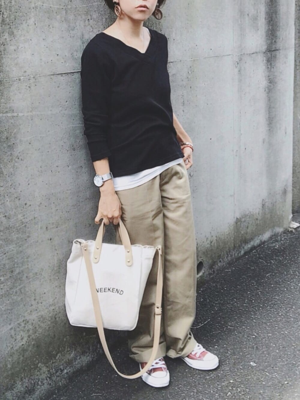 「秋服準備はじめました、ワッフル、サーマル、Vネック、レイヤード、ベージュパンツ、チノパン、Dickies、converse」｜「CIAOPANIC TYPYの【クルー＆V】2WAYネックワッフルプルオーバー（Tシャツ/カットソー、ブラック系）」を使った、きゃなおさん（レディース・155cm）の秋コーディネートの1枚目の写真