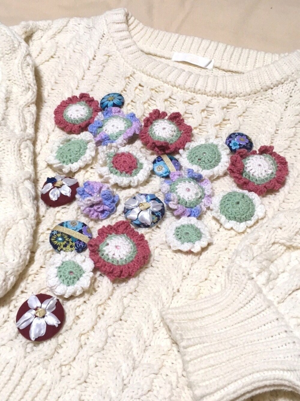 「缶バッジ、手作り、リメイク、セーター、白セーター、秋服、秋服準備はじめました、お花」｜「Chicoのアイテム（ニット/セーター、ホワイト系）」を使った、不在さん（レディース・164cm）の夏コーディネートの1枚目の写真