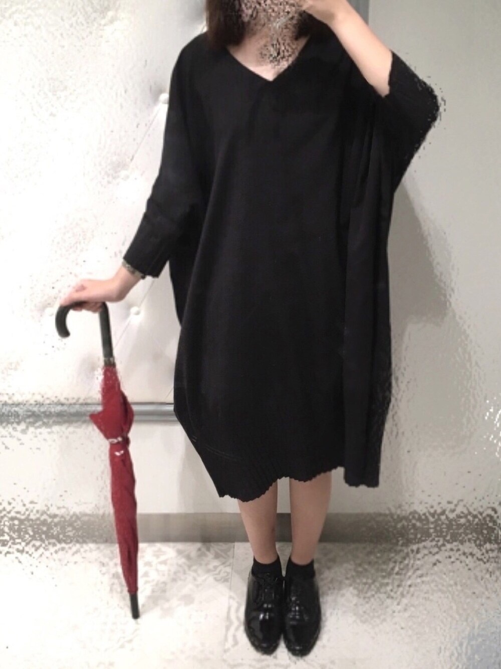 「ジブリ、魔女の宅急便、モノトーン、休日コーデ、ワンピース、夏コーデ、ひざ丈ワンピース、キキ」｜「mizuiroindの裾プリーツワイドワンピース（ワンピース、ブルー系）」を使った、不在さん（レディース・164cm）の夏コーディネートの1枚目の写真