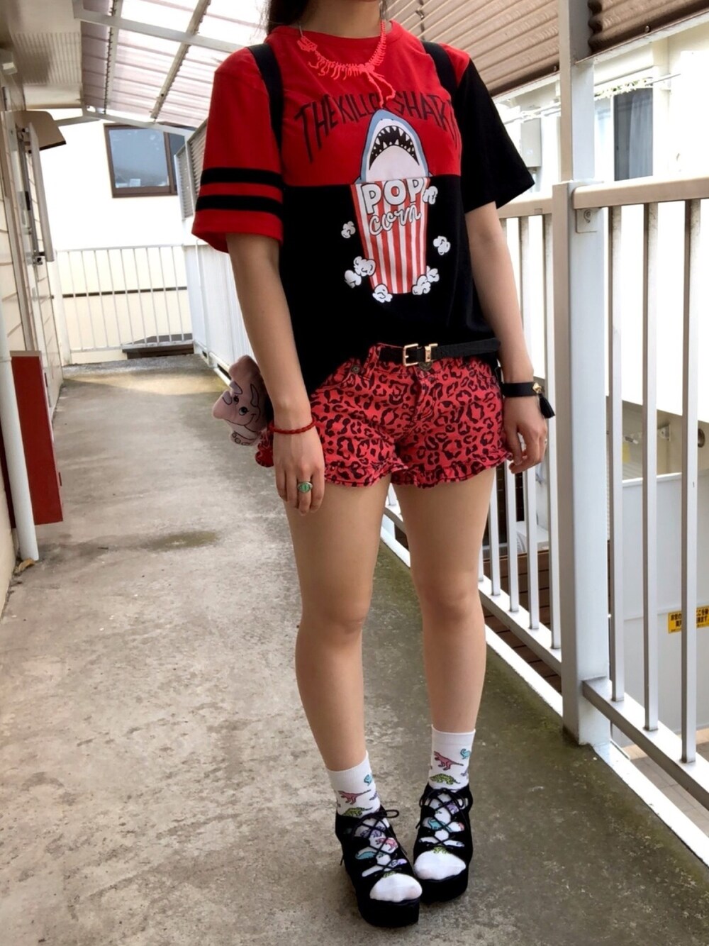 「個性派、赤、ひょう柄、さめT、恐竜好き、下半身デブ」｜「忘れたのアイテム（ネックレス、ピンク系）」を使った、きむらっこさん（レディース・152cm）の秋コーディネートの1枚目の写真