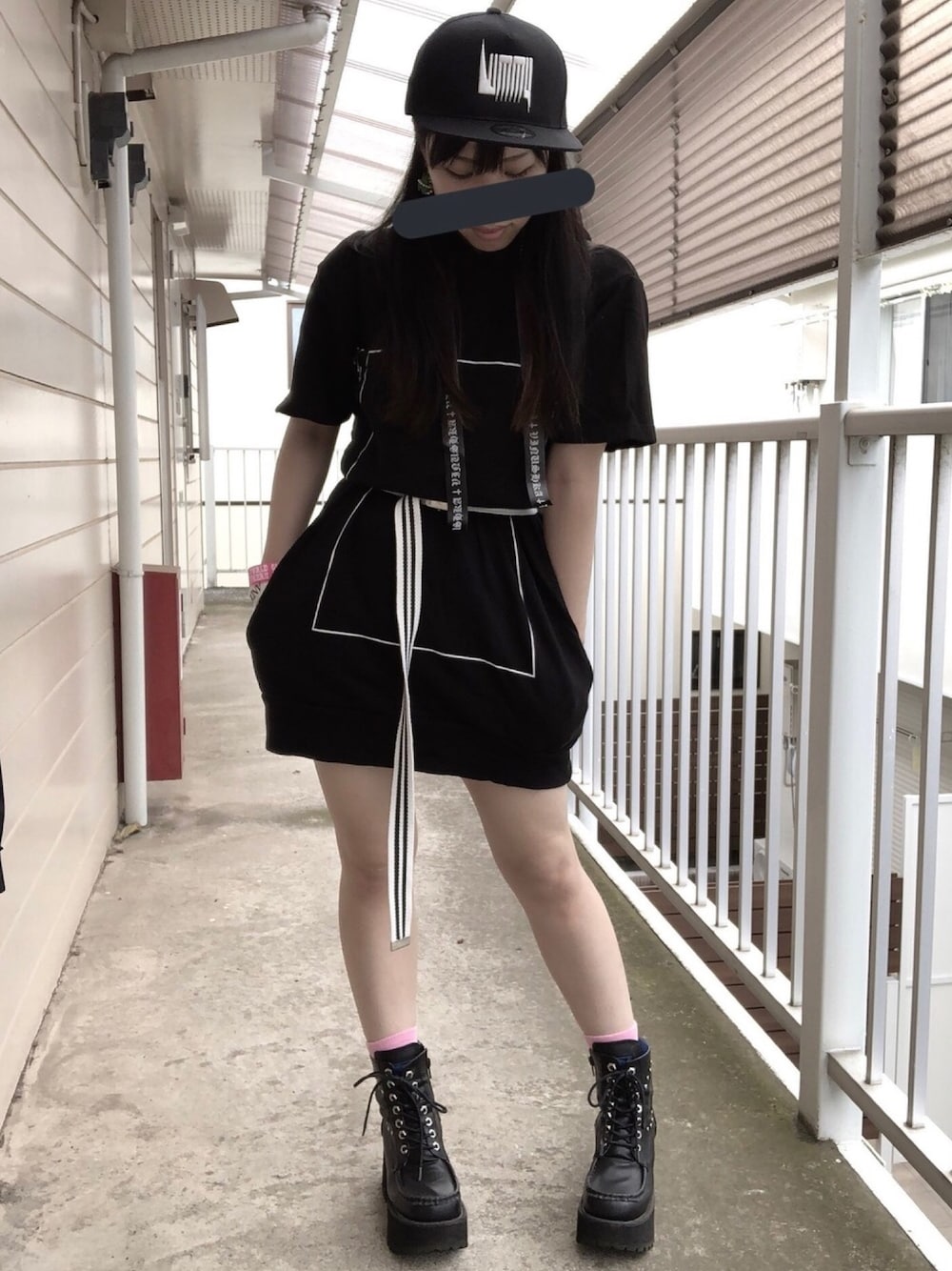 「黒、バンドグッズ、ライブグッズ、スポーツmix、emo」｜「ANDROGYNOSのアイテム（パーカー、ブラック系）」を使った、きむらっこさん（レディース・152cm）の秋コーディネートの1枚目の写真